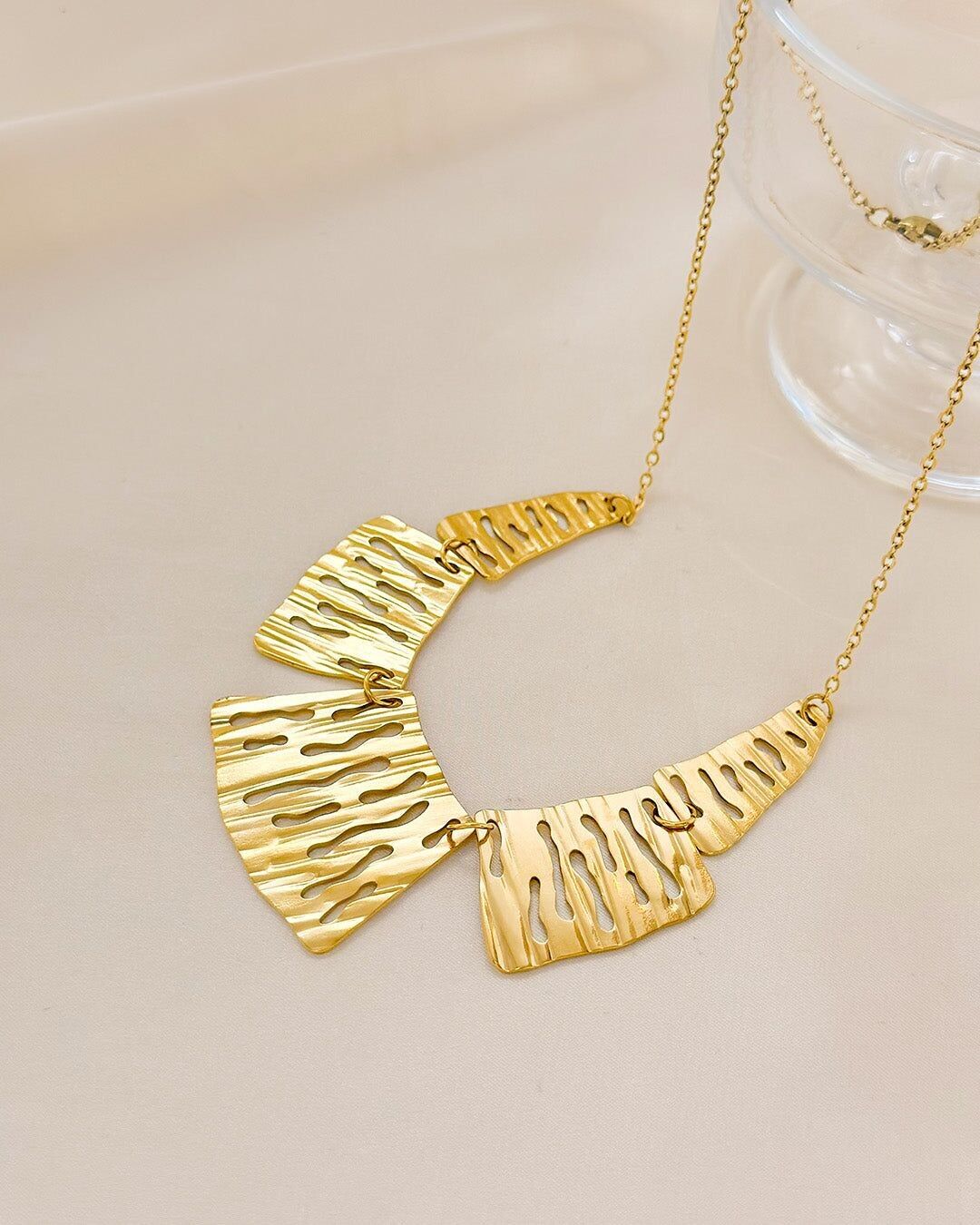 Collana Dorata Quintupla Piastre Irregolari Con Fori Curvi