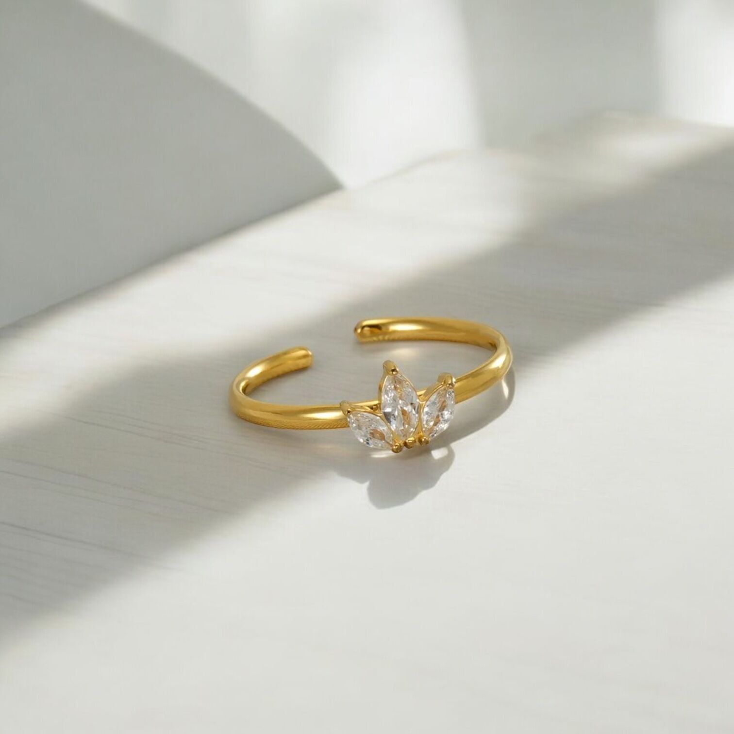 Ring Vanja gold plated with zircons