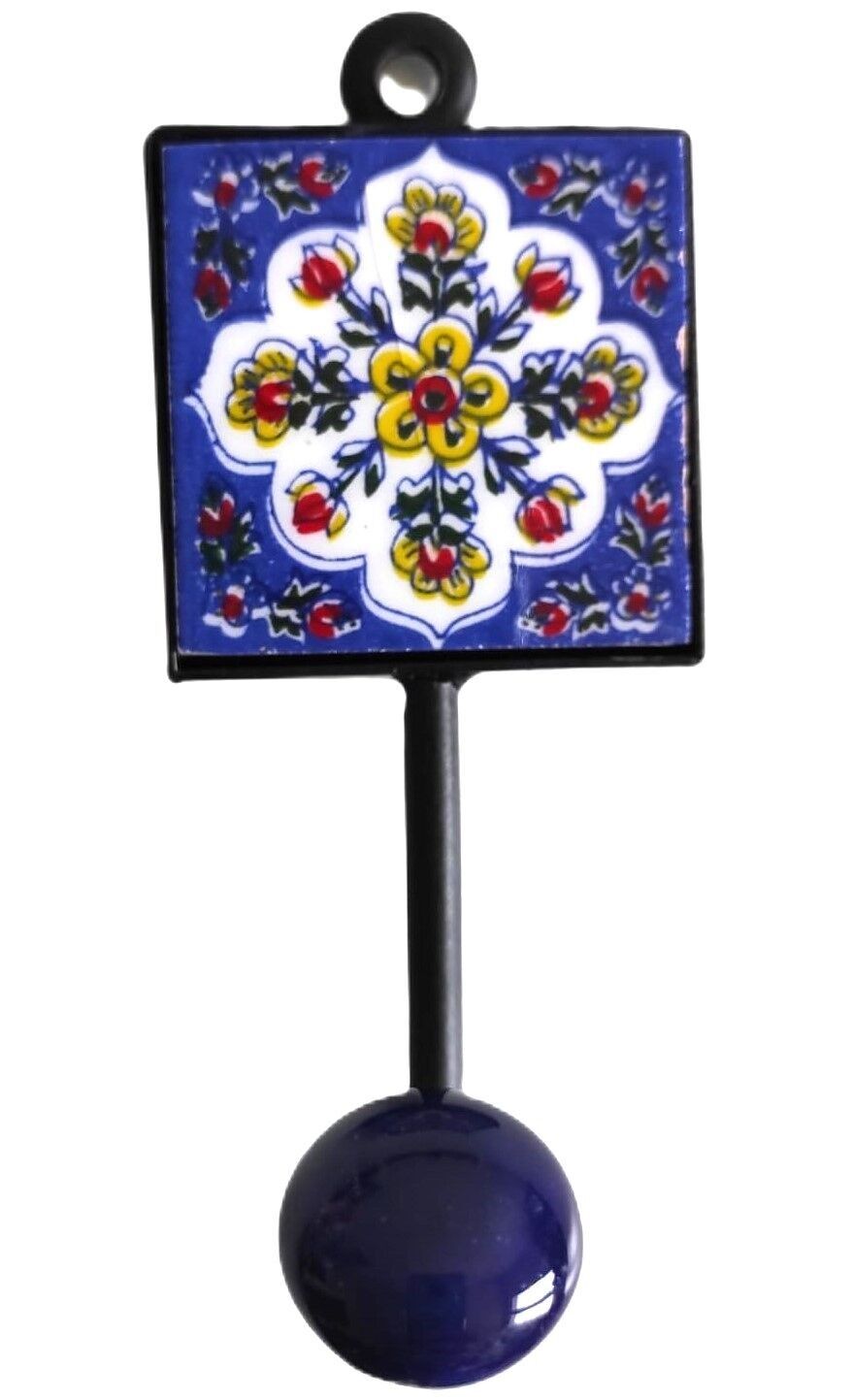 Quadratischer Garderobenhaken aus Keramik mit Metallhaken