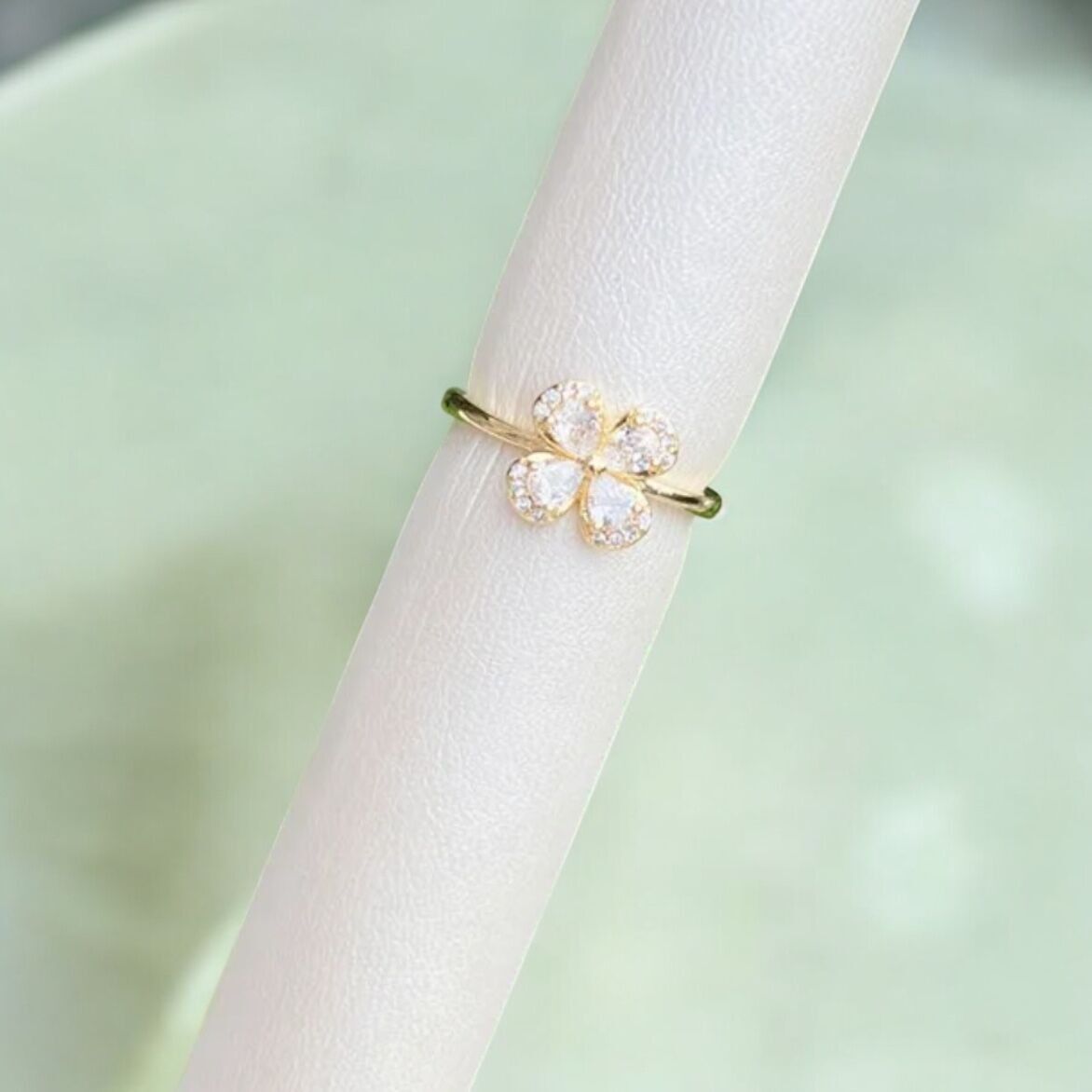 Anillo Cersi bañado en oro con circonitas