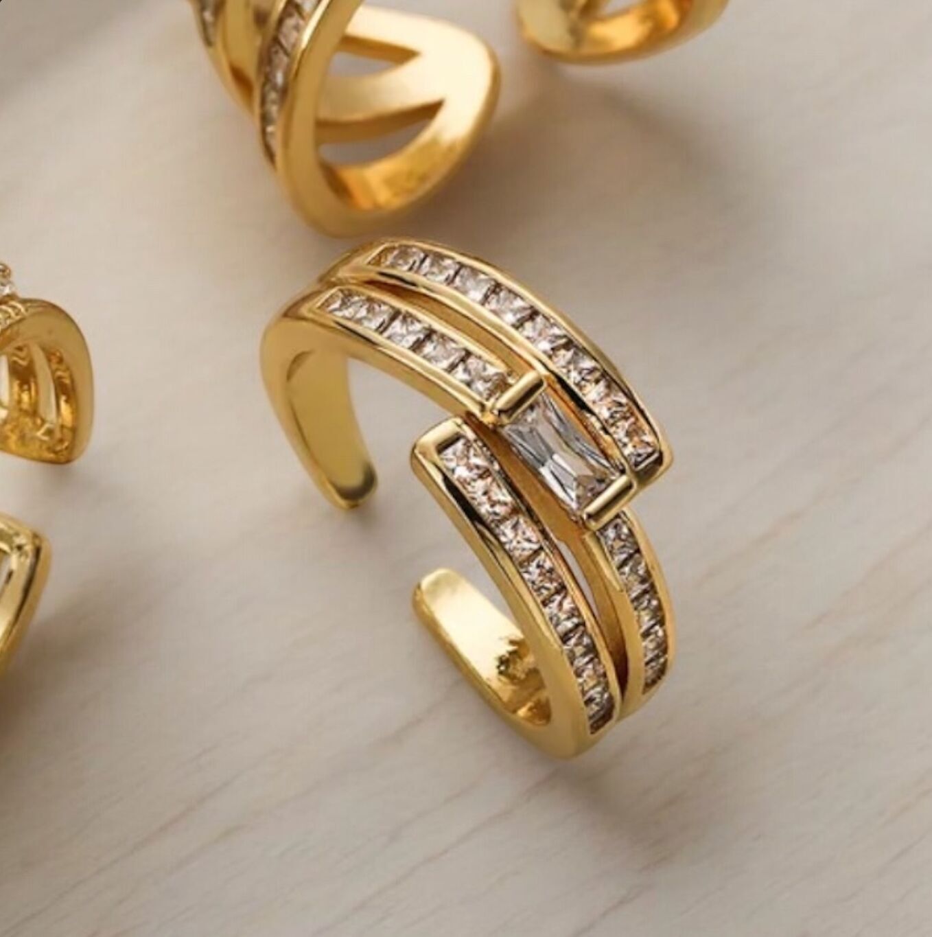 Anillo Stephany bañado en oro con circonitas