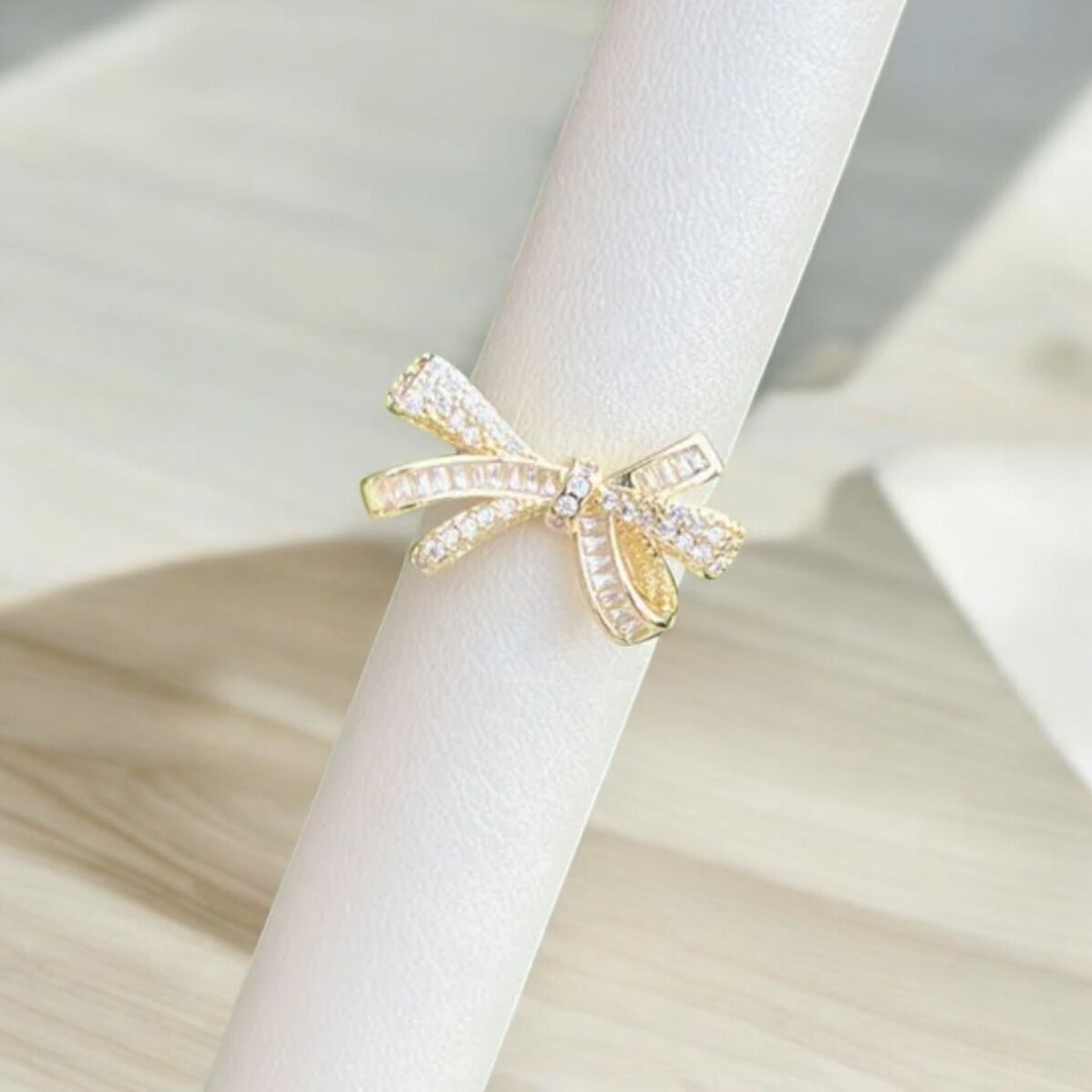 Anillo Clarissa bañado en oro con circonitas