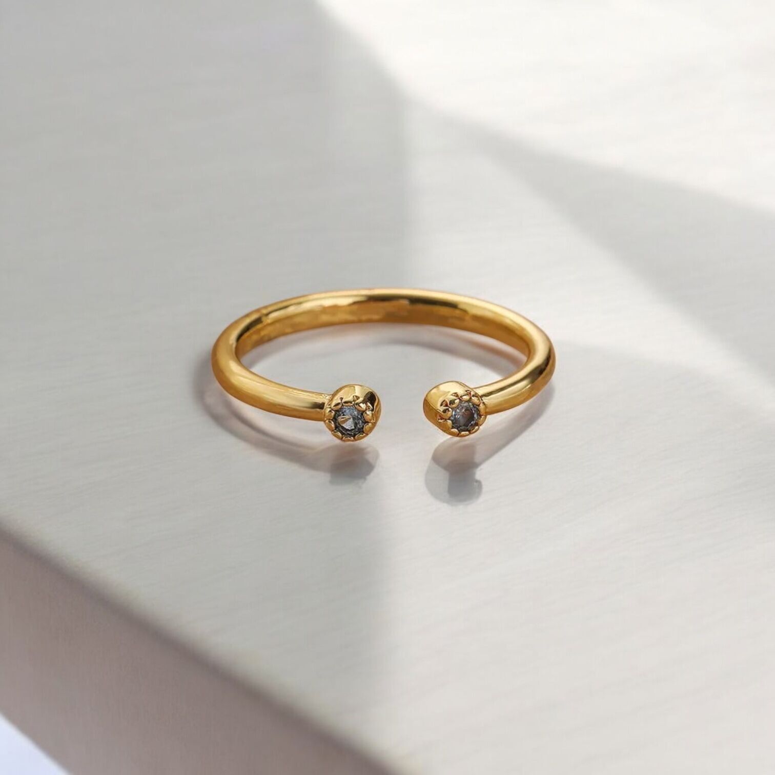 Anillo Trixie bañado en oro con circonitas