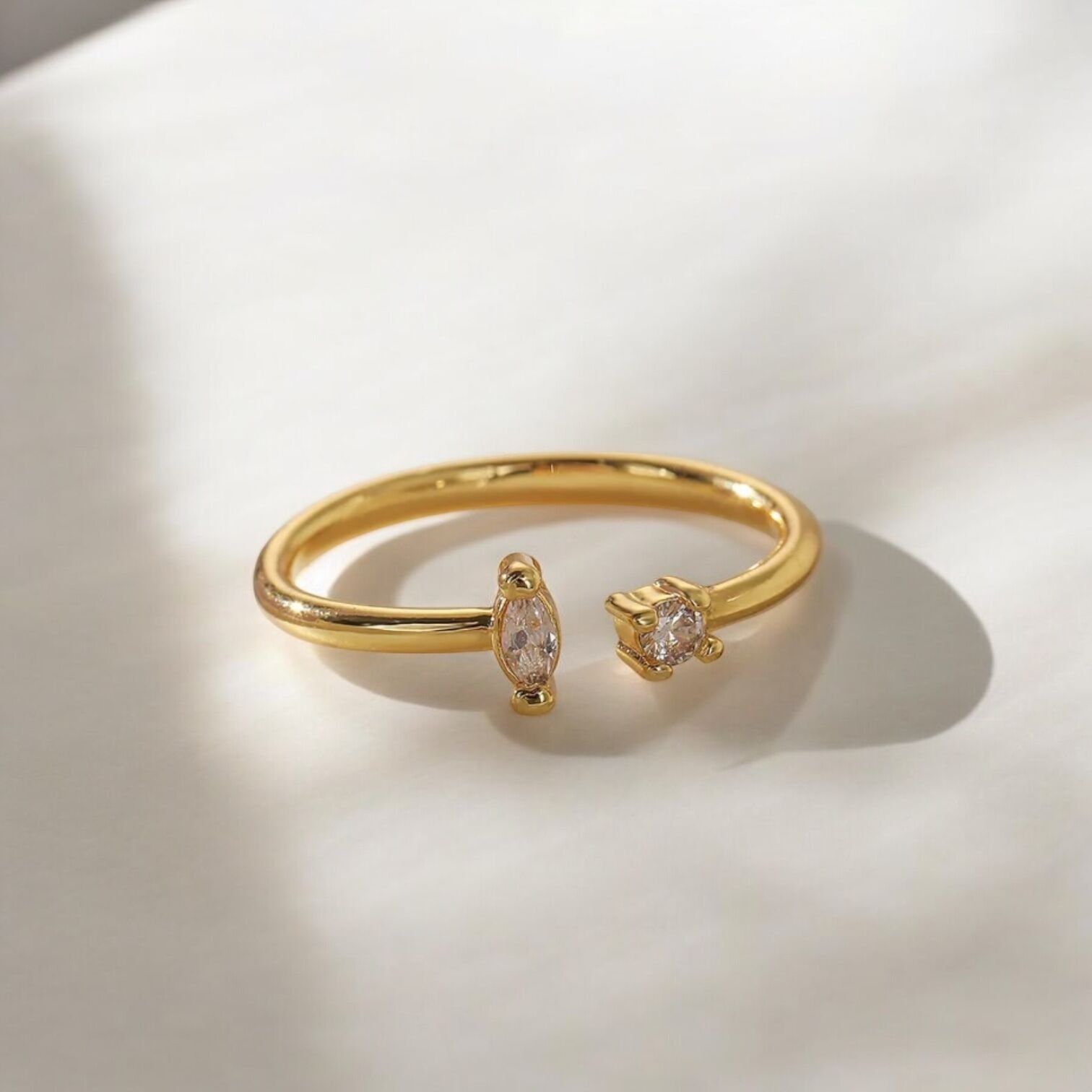 Anillo Agatha bañado en oro con circonitas