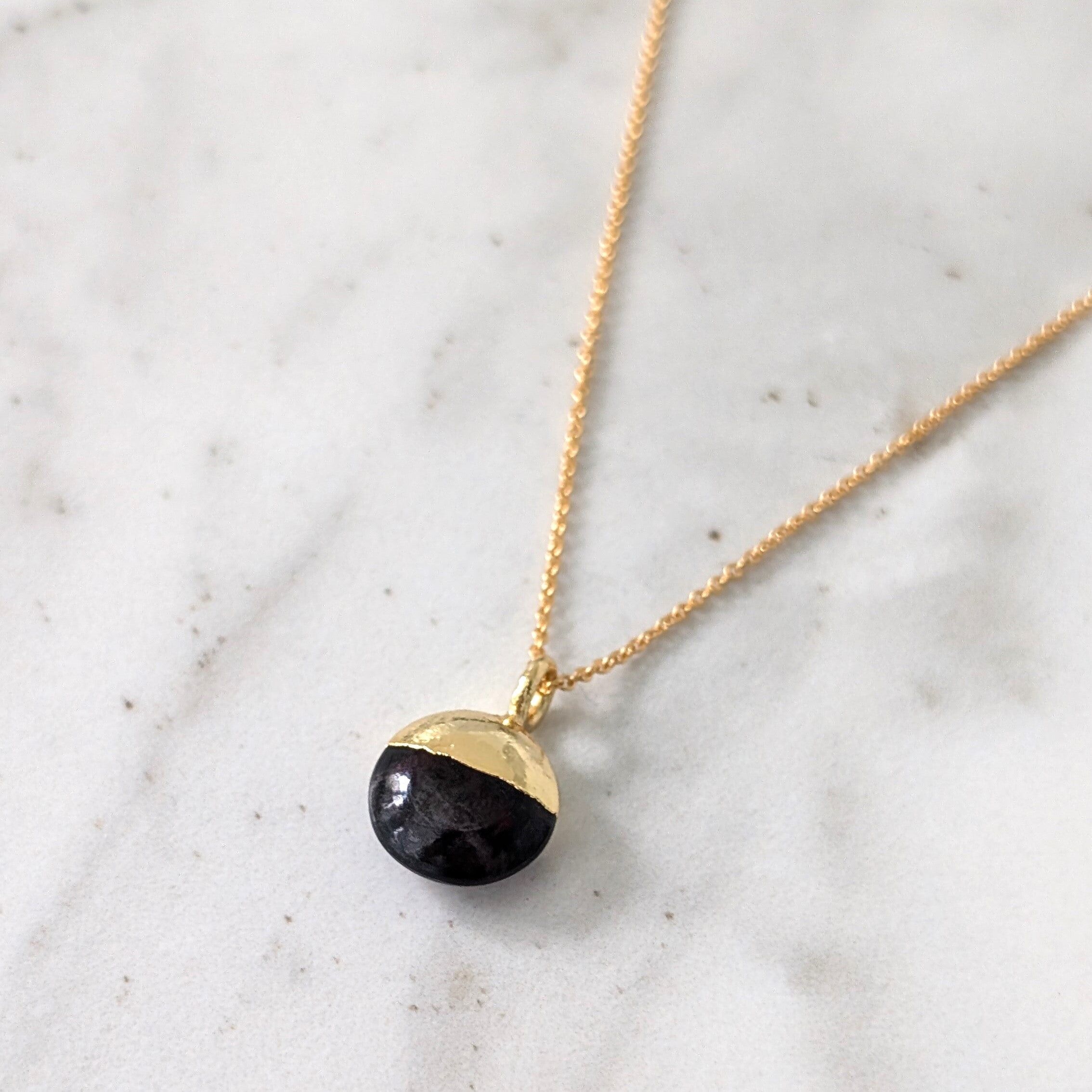 Die Orb-Halskette mit Granat-Geburtsstein für Januar