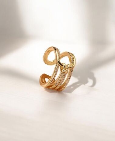 Anillo Lua bañado en oro con circonitas