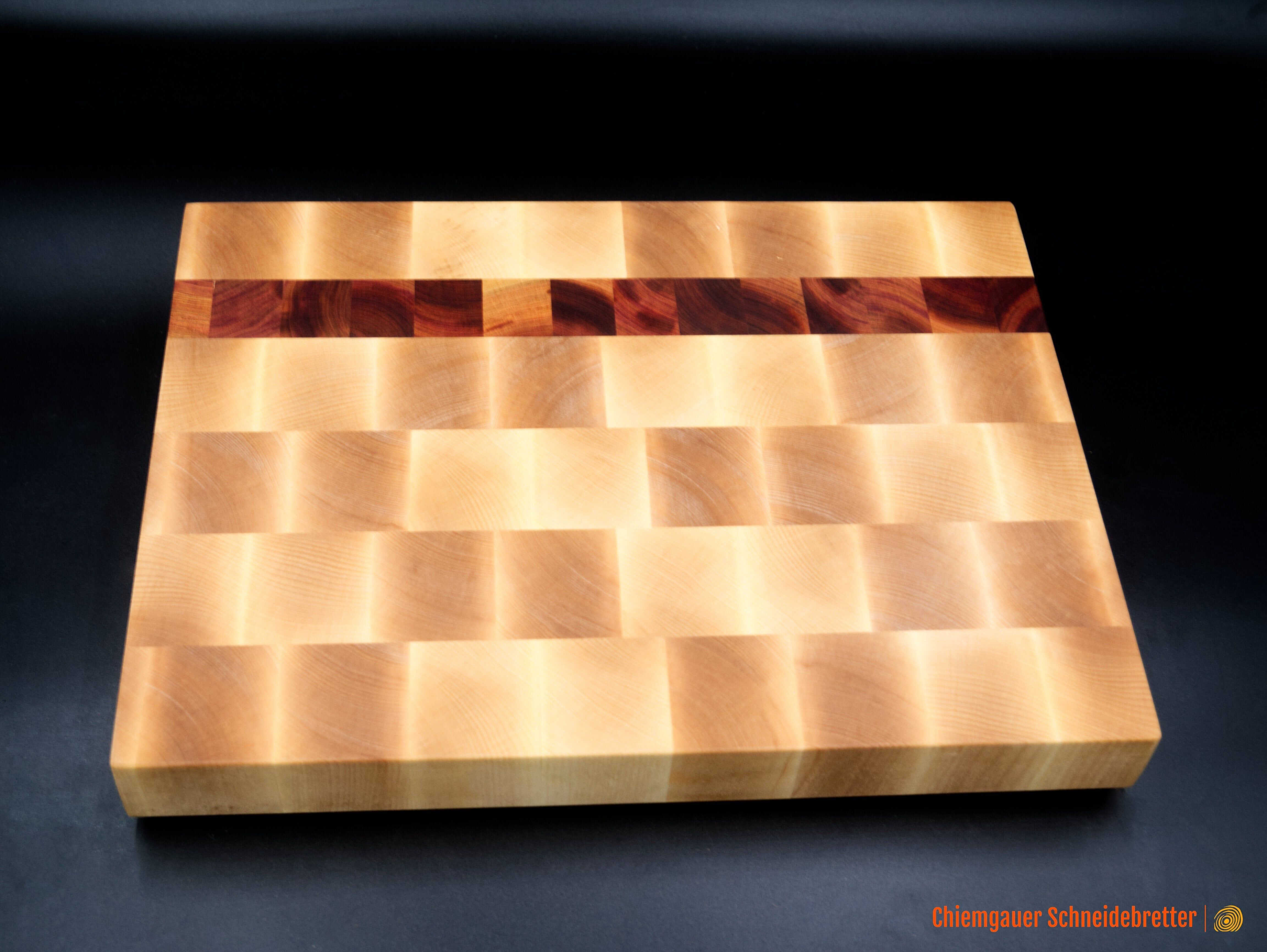 Tagliere in legno di sicomoro con listelli di prugna