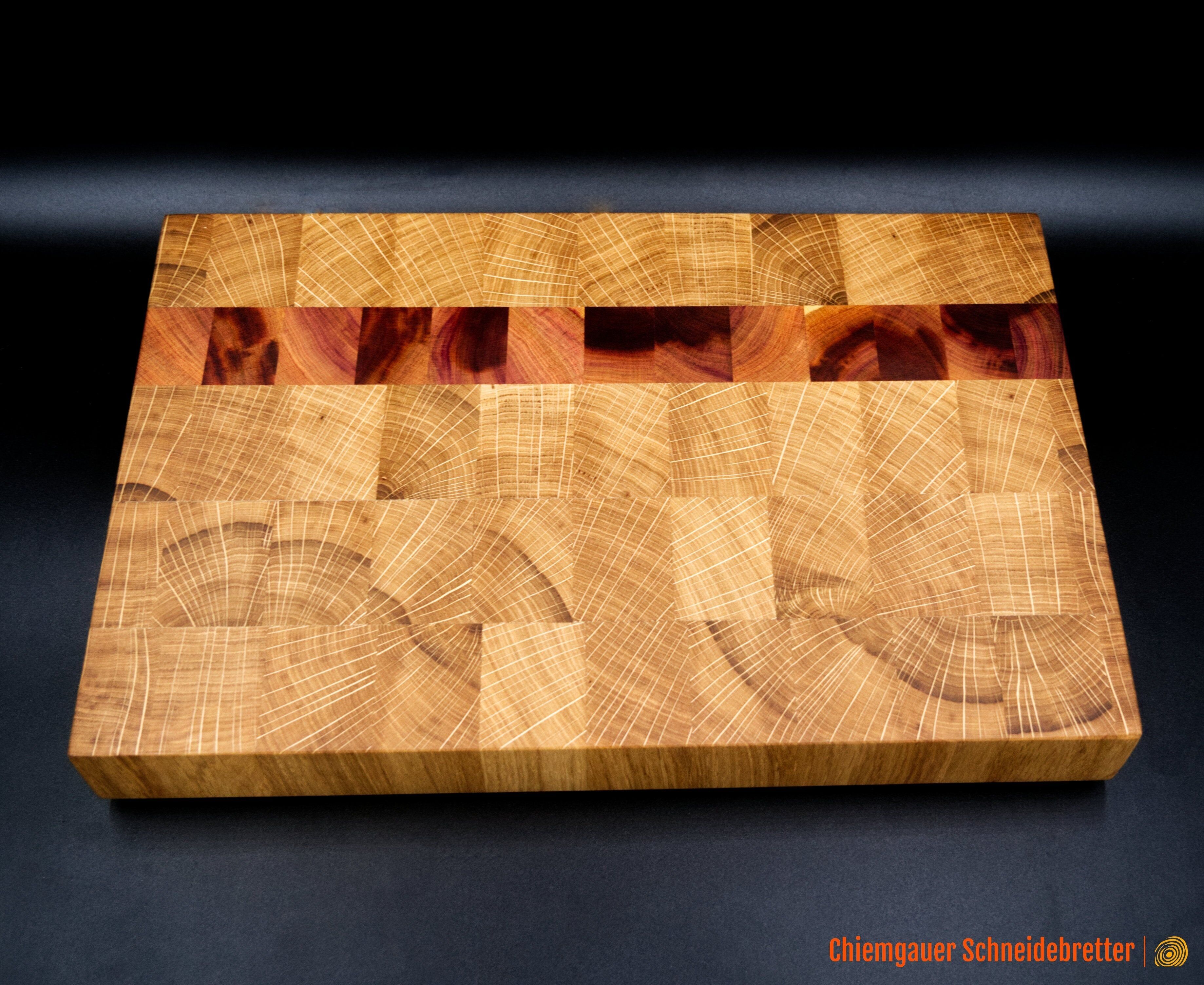 Tagliere in rovere con listelli di prugna