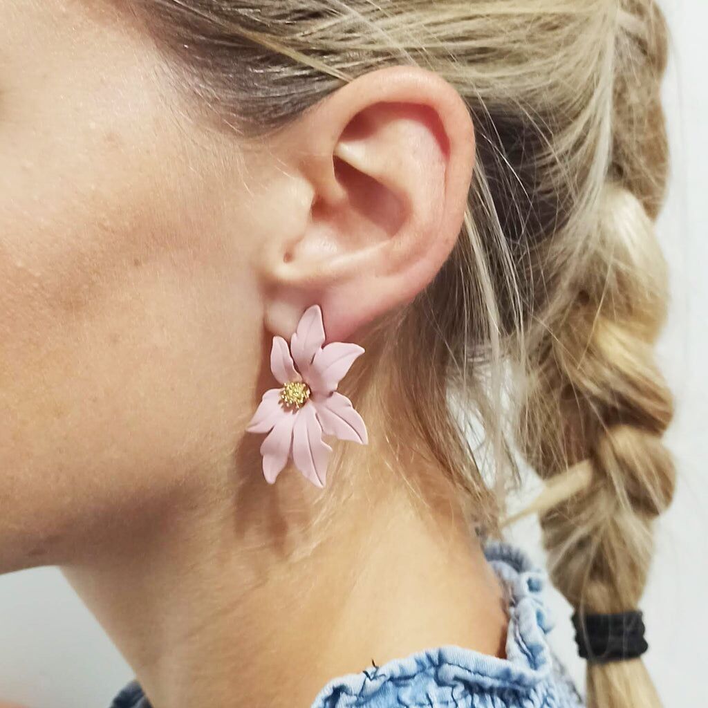 Orecchini a fiore lungo color carne