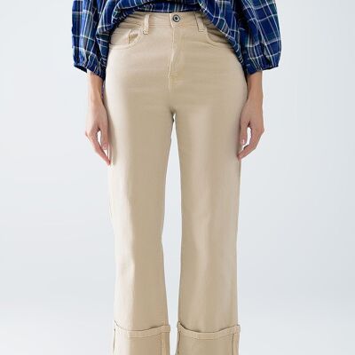 Pantalón de pierna recta con bajo recortado en color beige oscuro