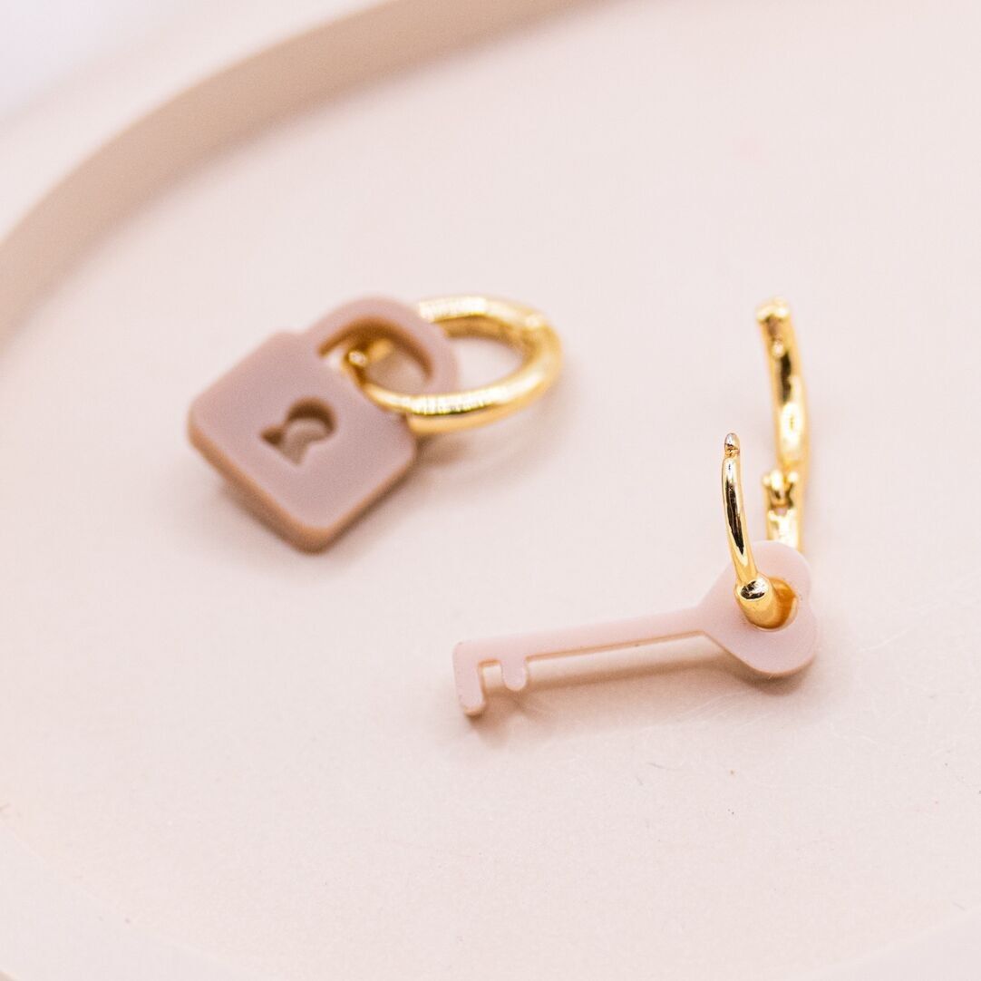 Orecchini a cerchio con chiave e lucchetto in acrilico - Orecchini a bottone leggeri placcati in oro 18 carati, regalo per la fidanzata