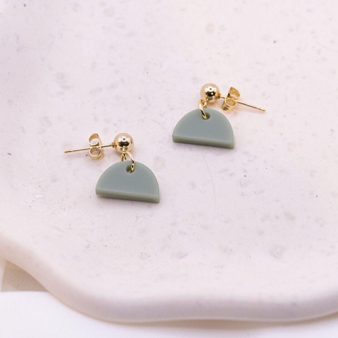 Orecchini semicerchio verde acrilico acciaio inossidabile/sterlina - orecchini a bottone chiari punti verdi