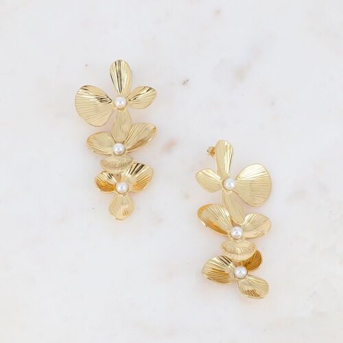 Boucles pendantes - 3 fleurs texturées et perles de résine blanche