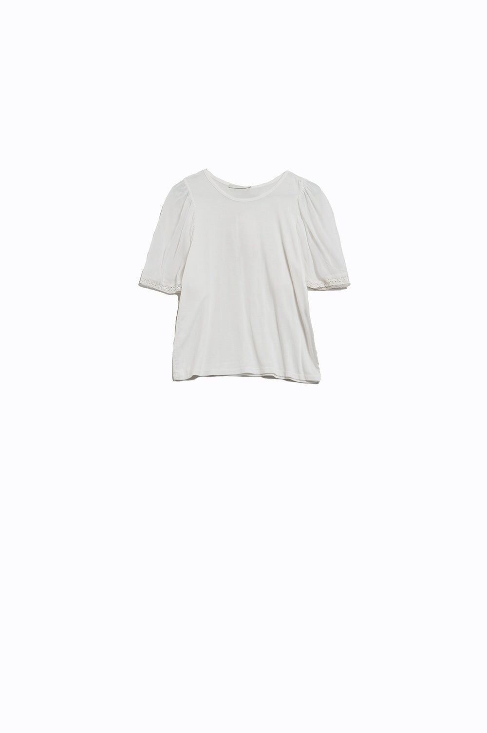 maglietta bianca con dettaglio all'uncinetto