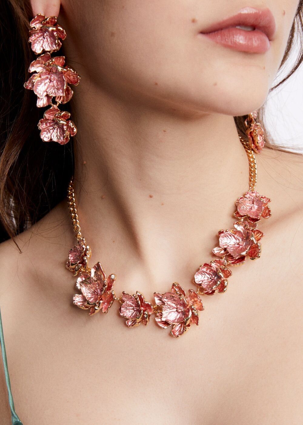 NECKLACE W/ ENAMEL SALMON FLOWERS/GOLD