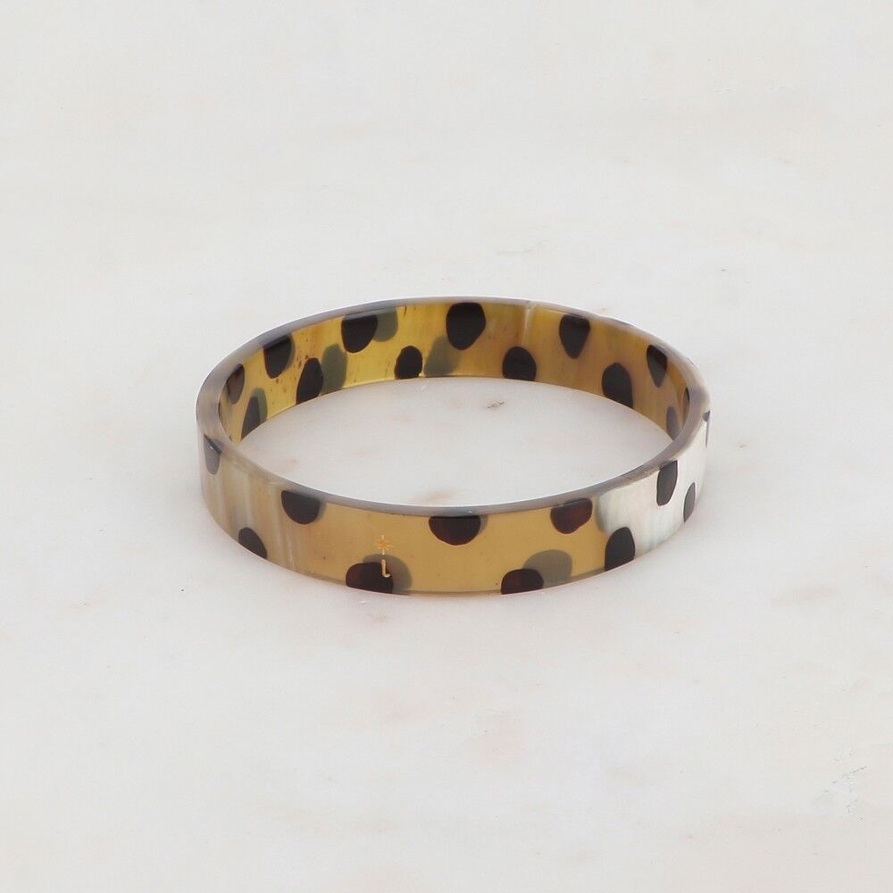 Bracciale rigido piatto in corno di bufalo con motivo leopardato
