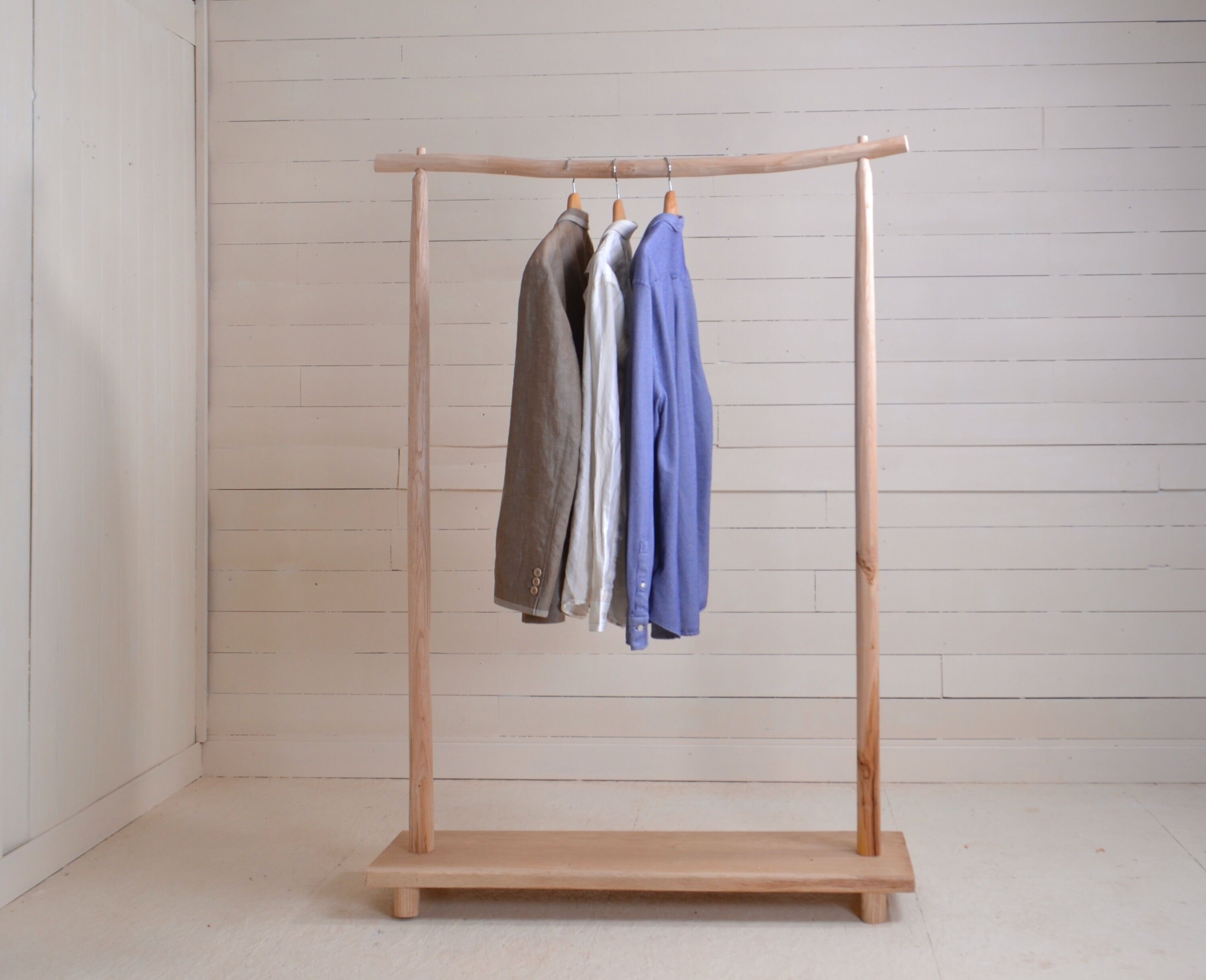 Kleiderständer aus Naturholz