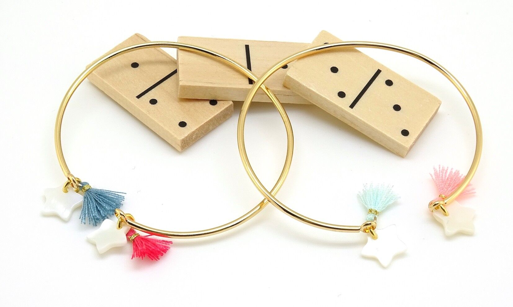 Bracciale bangle in madreperla dorata e pompon