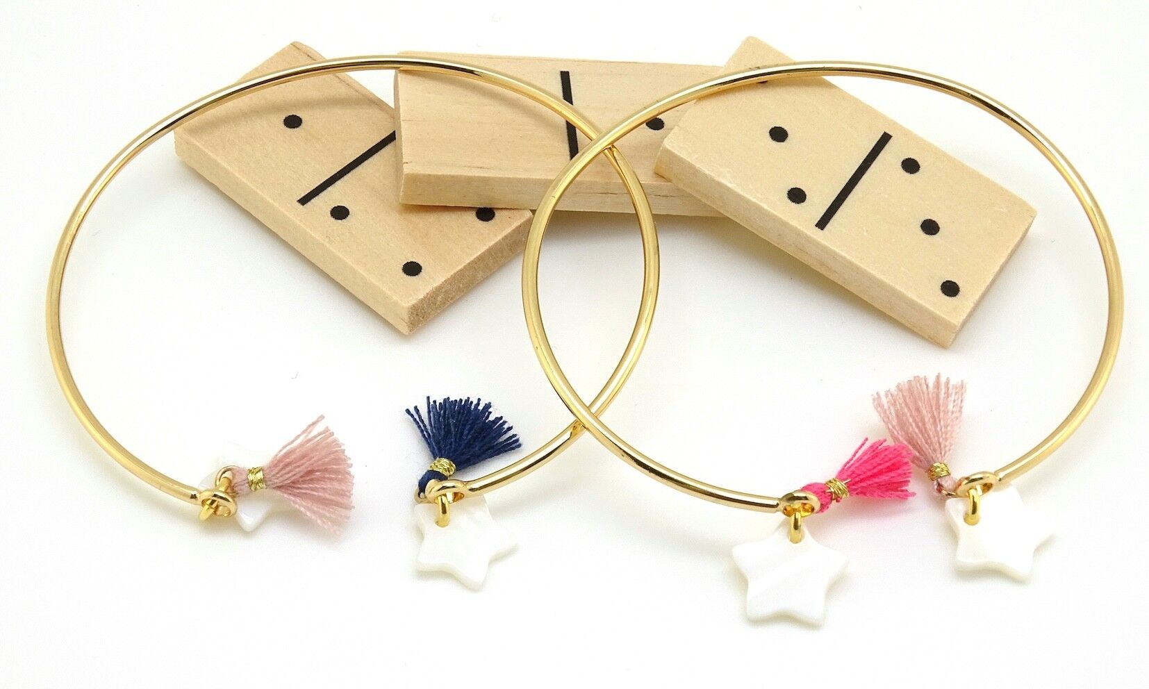 Bracciale bangle in madreperla dorata e pompon