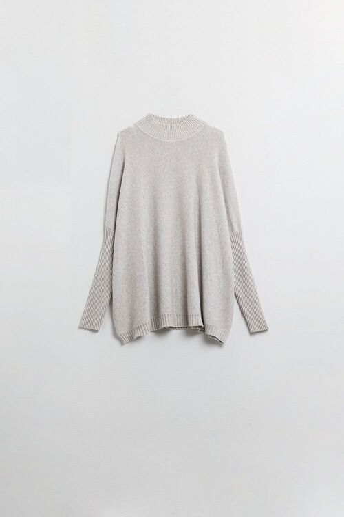 Loose beige sweater with fitted sleeves