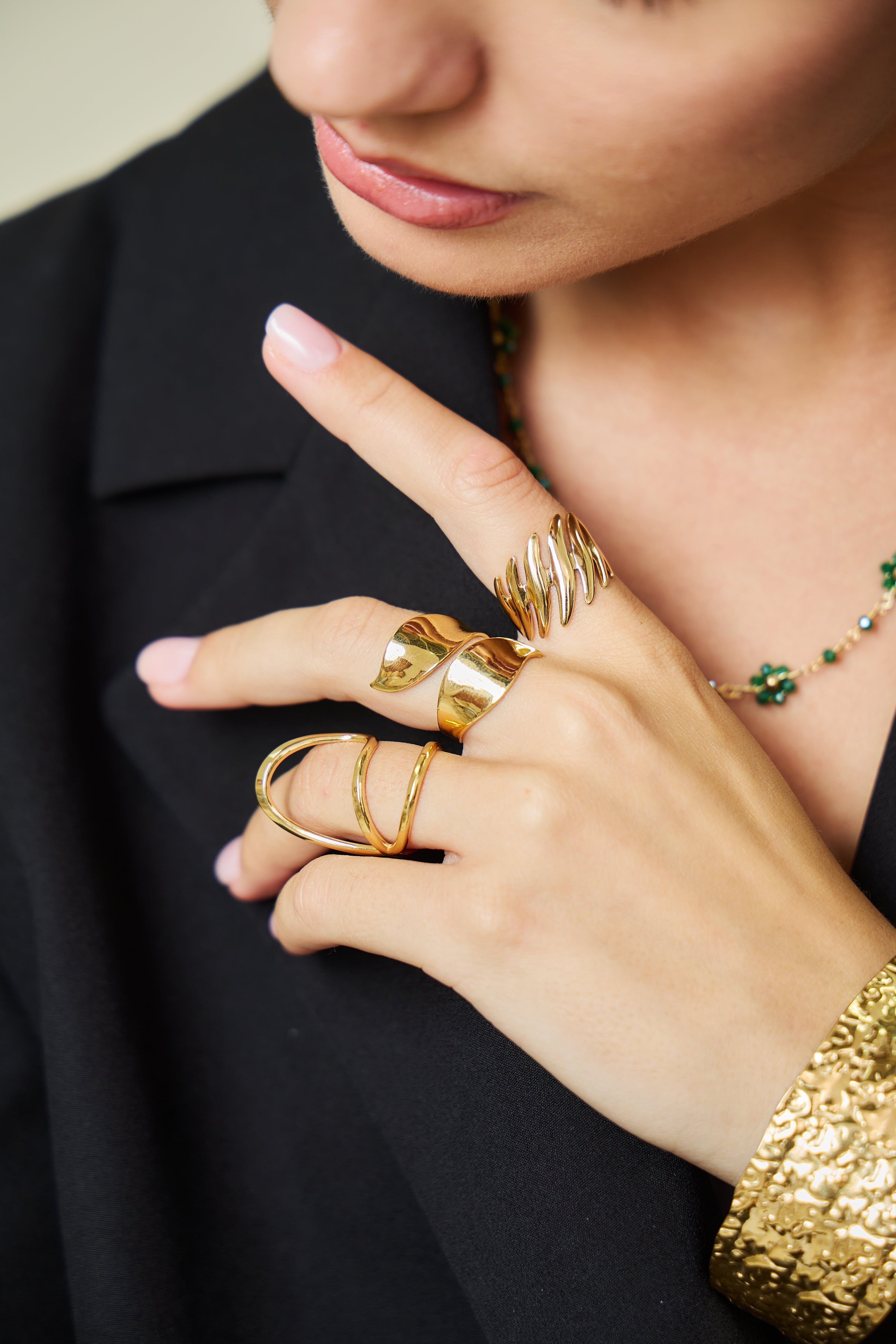 Großer spitzer Ring mit goldenen Blättern