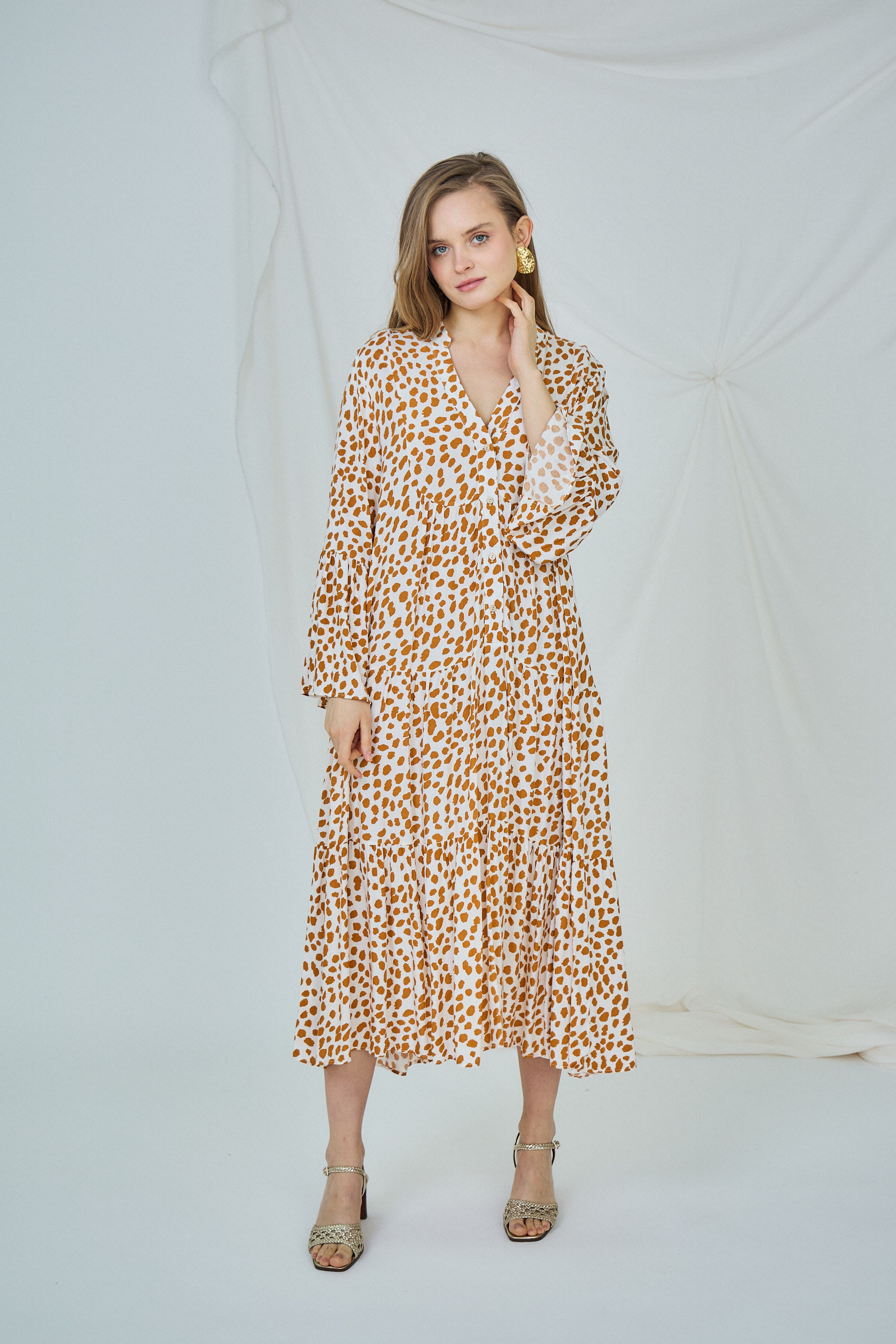 Langes Hemdkleid mit tropischem Pflanzenprint, lockerer Schnitt mit Raffungen