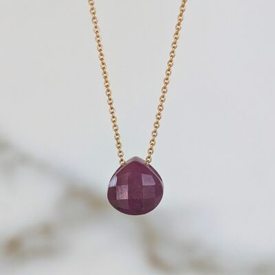 Collar con piedra natal de julio y forma de lágrima de rubí