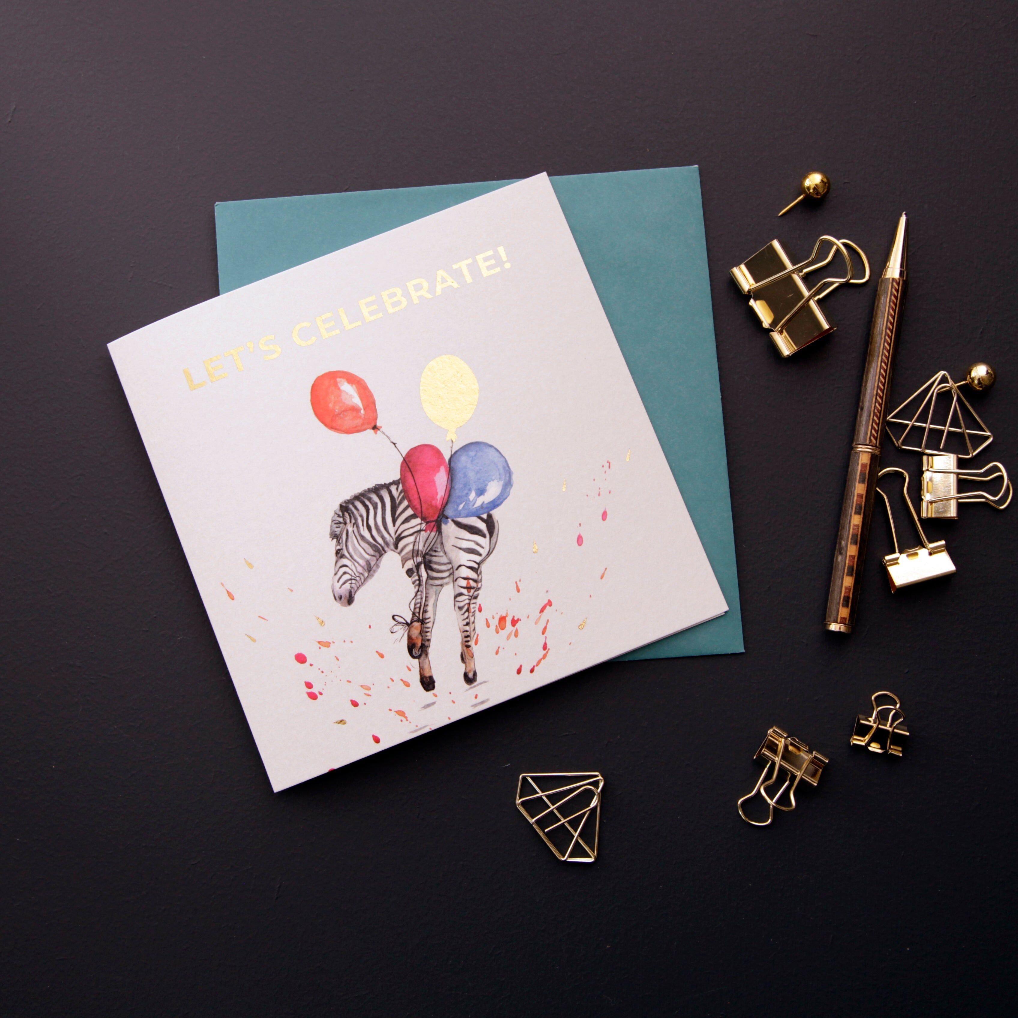 Biglietto d'auguri con design "Festeggiamo" a forma di zebra