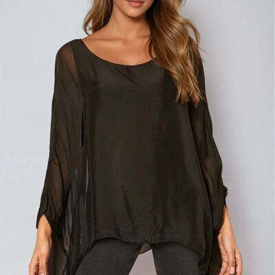 Blusa de seda negra con mangas de murciélago