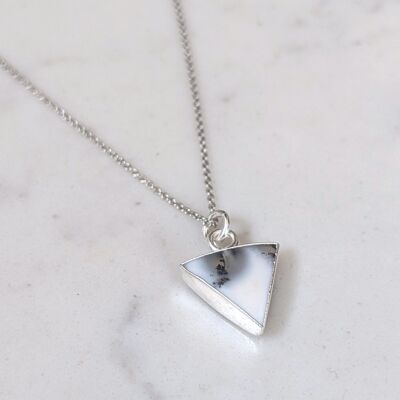 Le collier en agate dendritique triangulaire