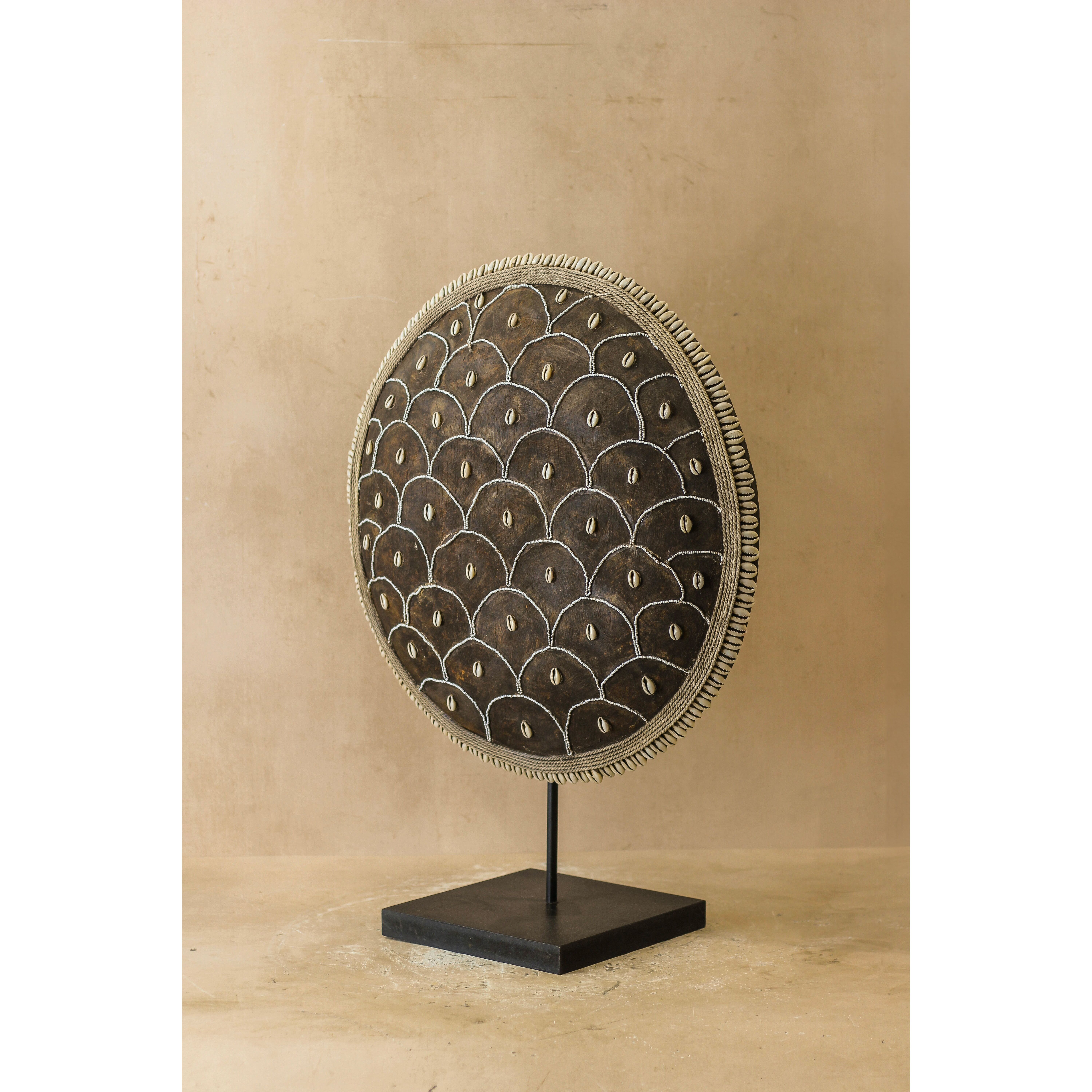 Bouclier en coquillages cauris du Cameroun