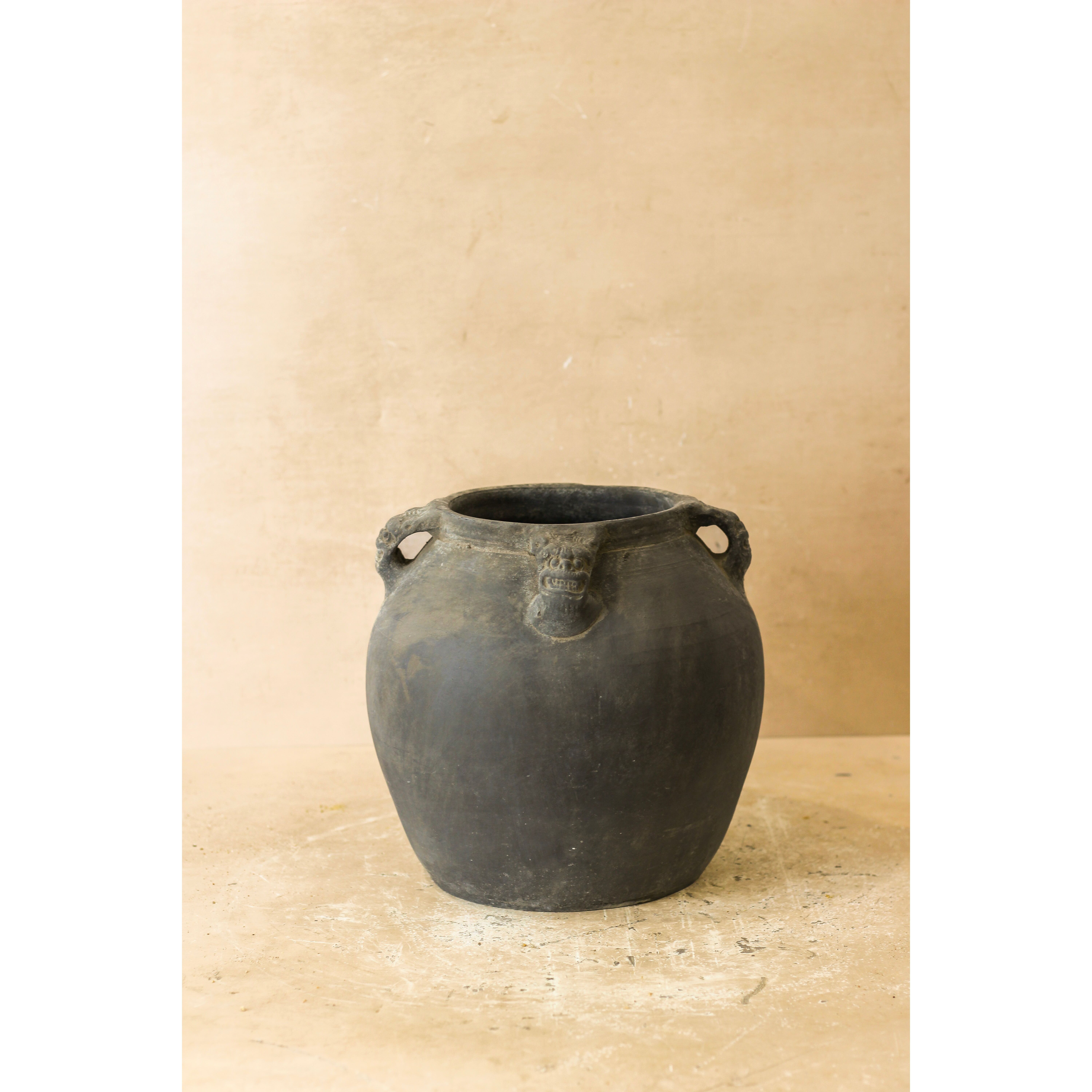 Vintage Lion Ears Dark Pot - De4.12