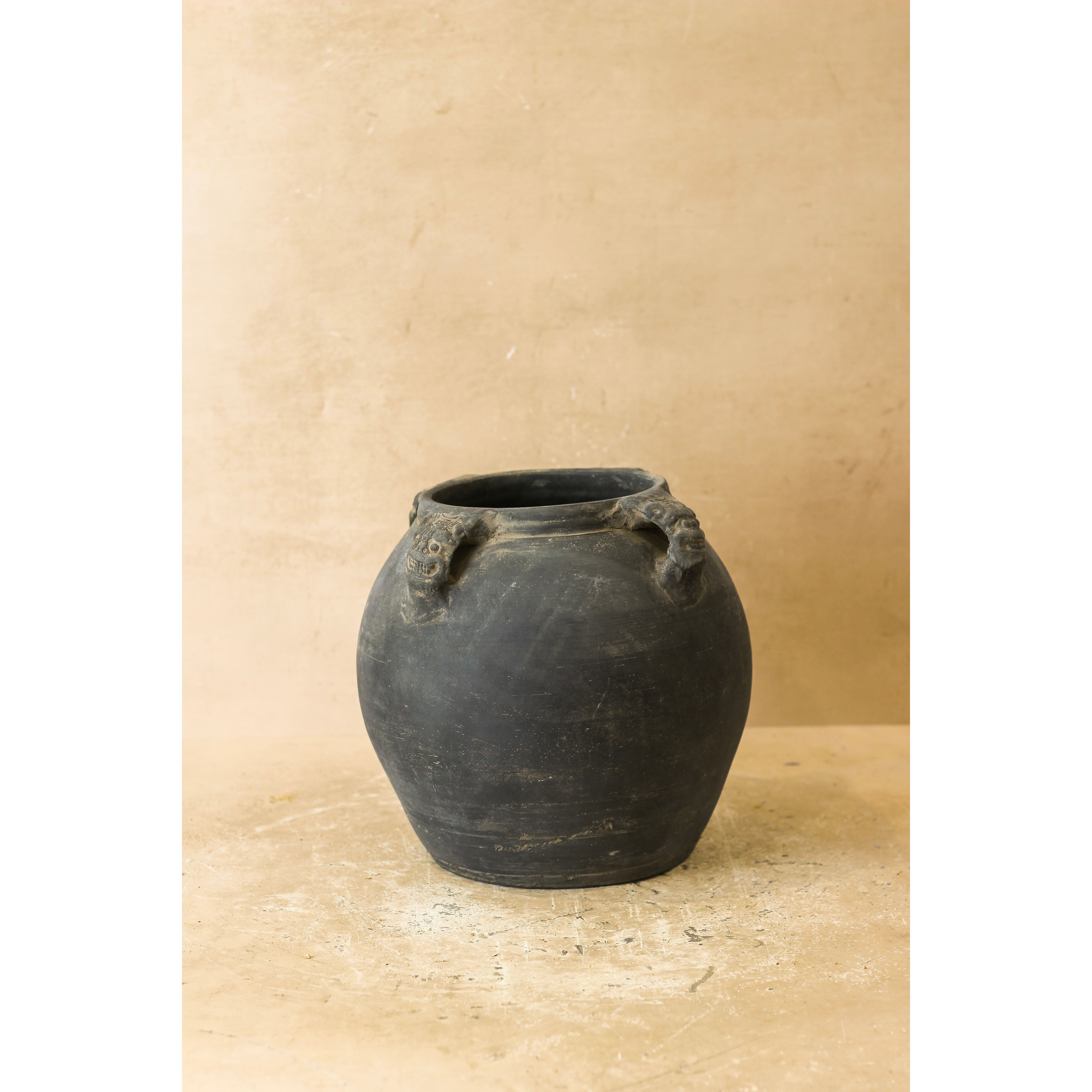 Vintage Lion Ears Dark Pot - De4.14