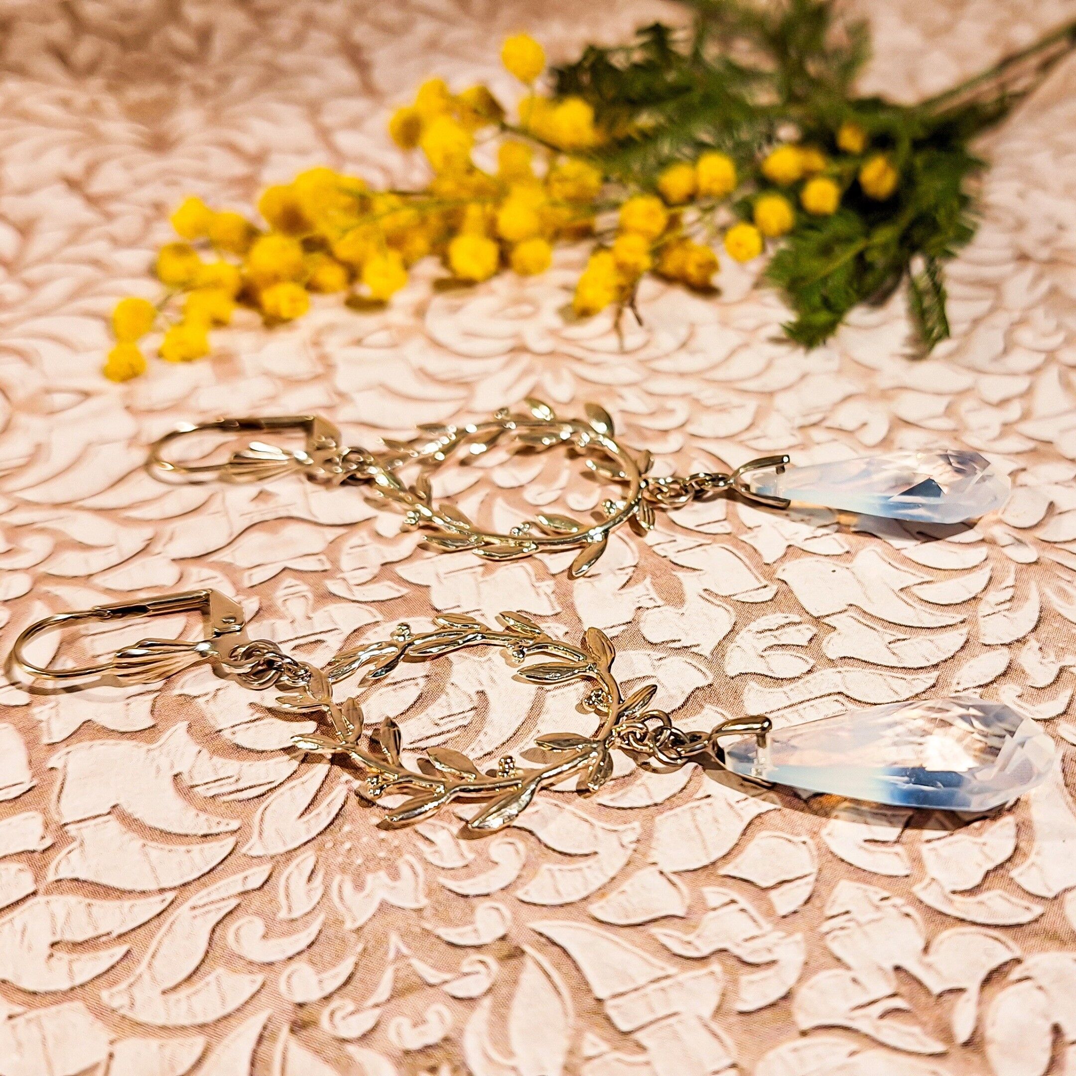 Pendientes de latón bañados en plata con hojas de laurel y perlas de Swarovski. Regalo para el Día de la Madre. Regalo de Navidad para la profesora.