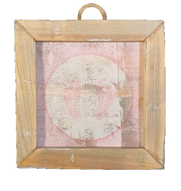 Füße aus Holzfliesen in Rosa