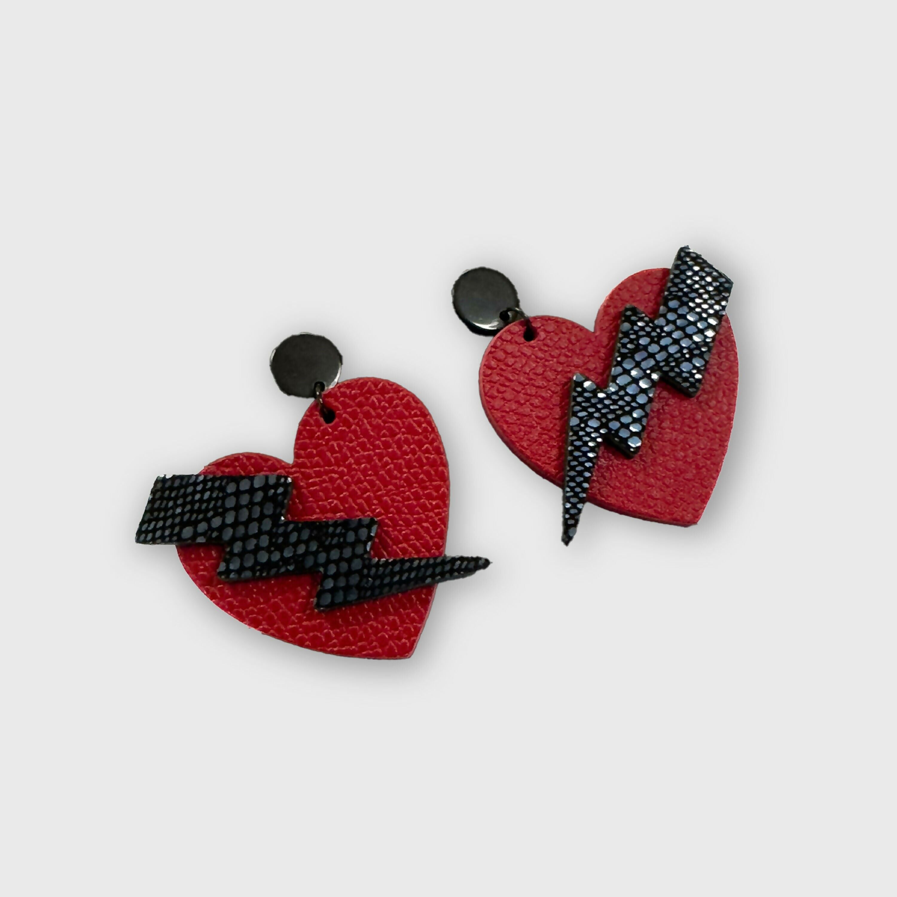 Pendientes rojos y azules de amor a primera vista