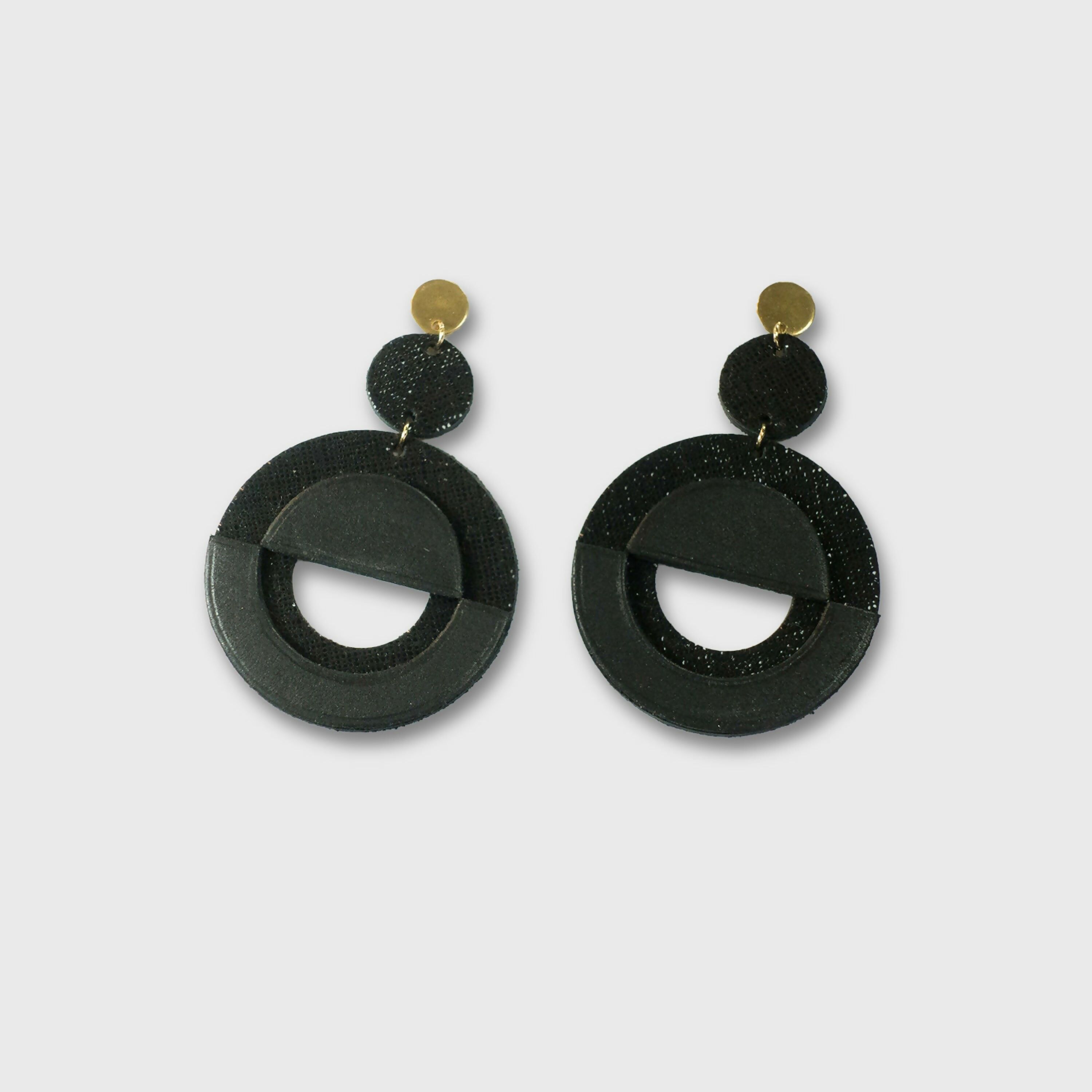 Orecchini a righe nere retrò-chic