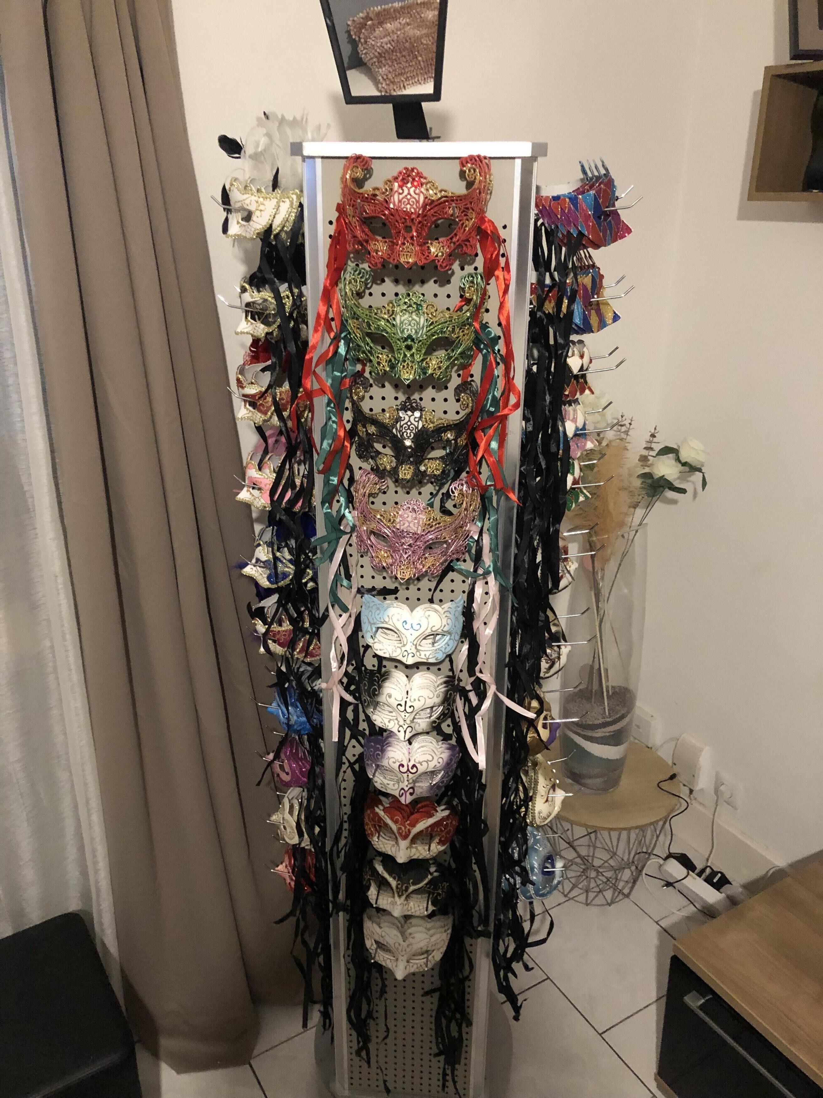 Esposizione con maschere di carnevale, 100 maschere o 200 maschere.