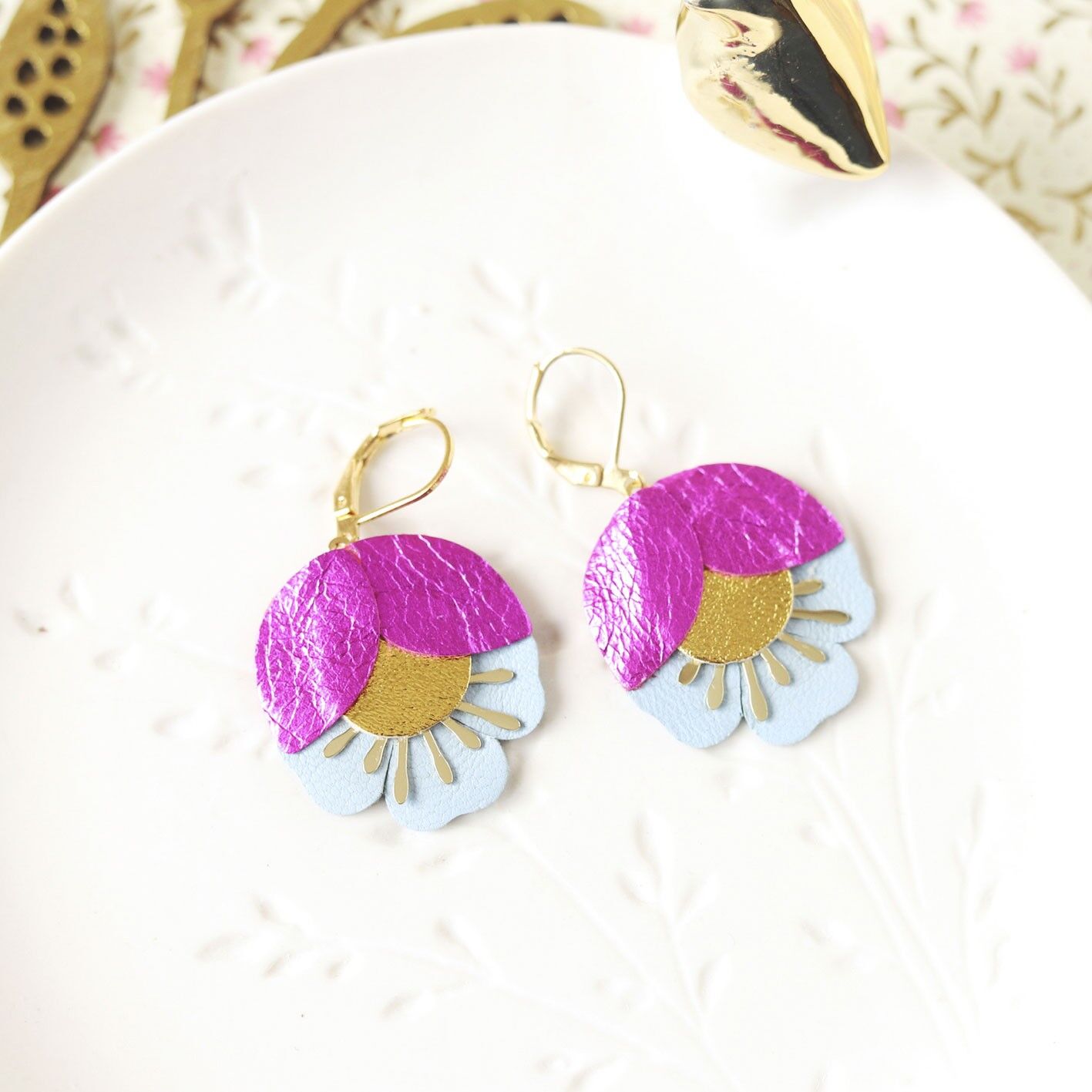 Boucles d'oreilles Fleur de Cerisier - cuir rose fuchsia métallisé, doré et bleu ciel