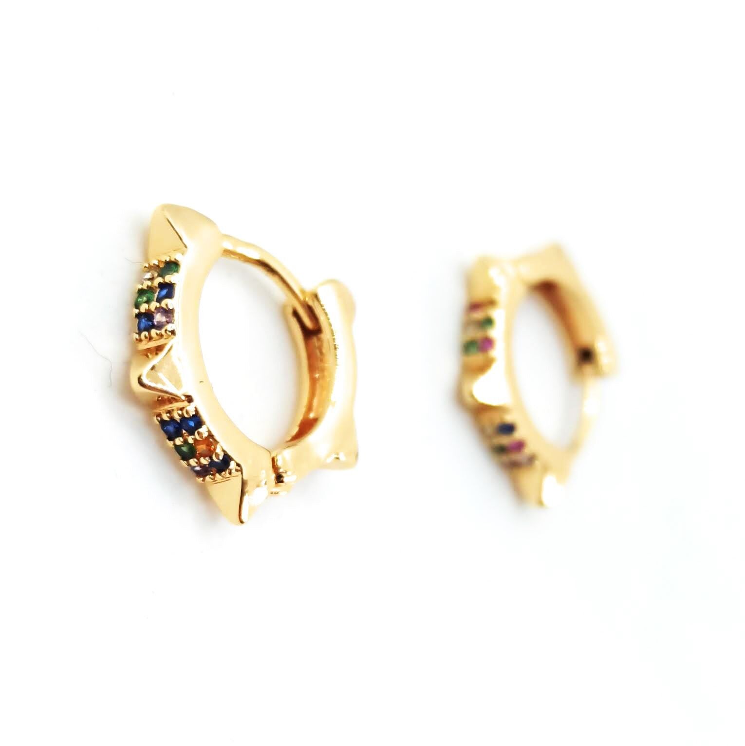 Orecchini a cerchio dallo stile rock · Cristalli Multicolor