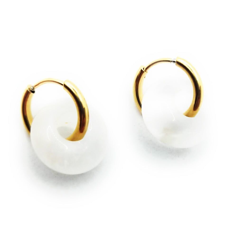 Creolen mit weißem Anhänger · Goldener Creolen aus weißem Halbedelstein