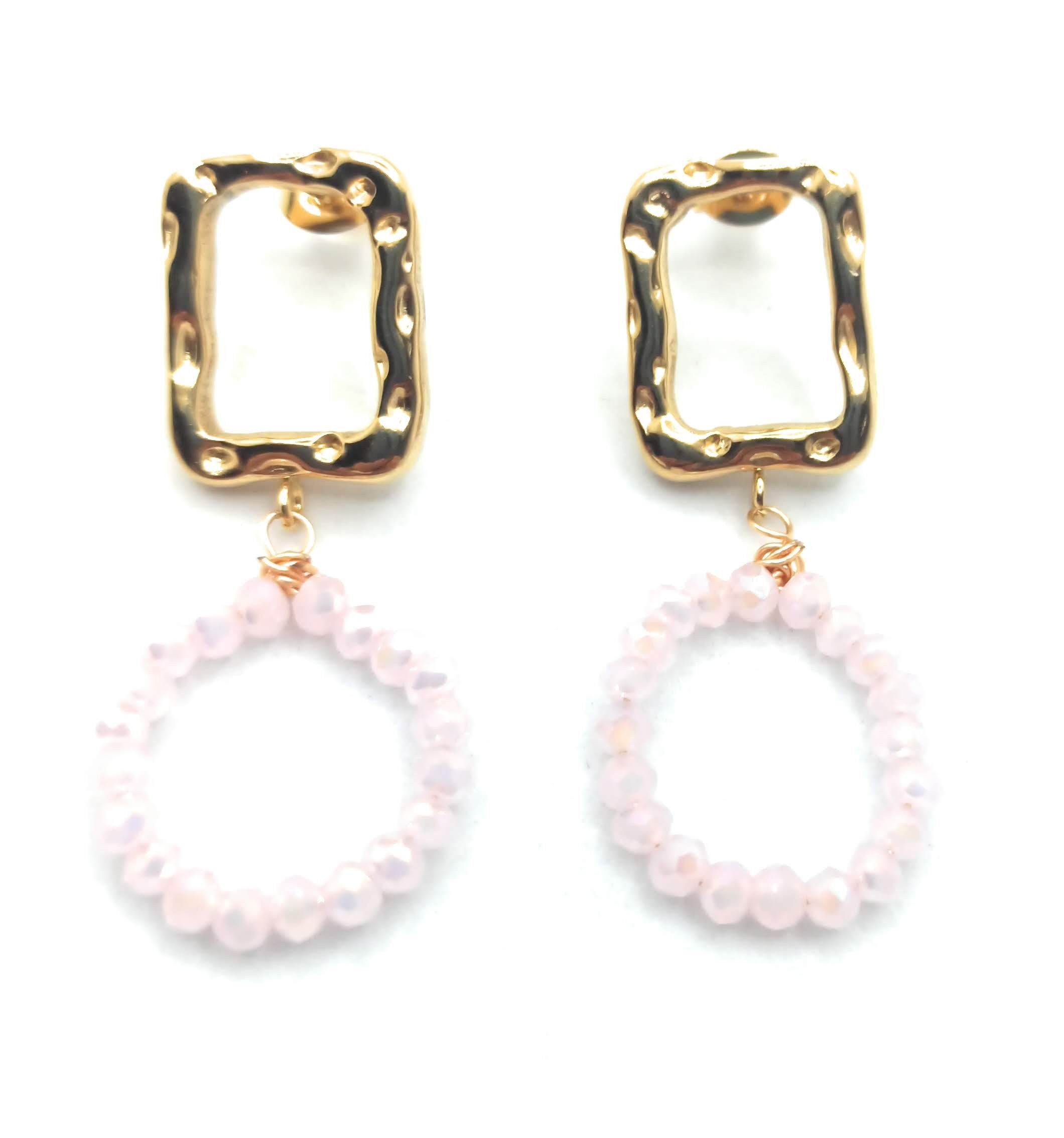 Rechteckige goldene Ohrringe · Rosa Creolen-Anhänger