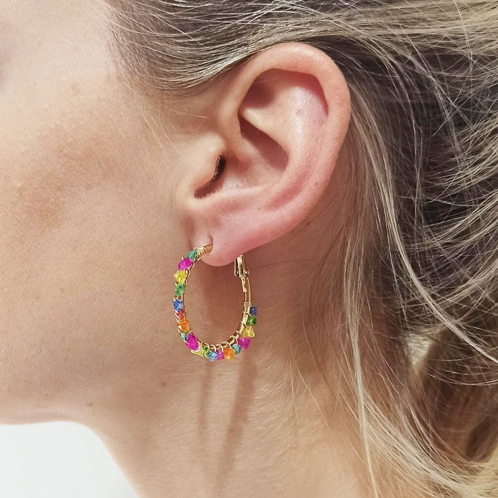 Orecchini a cerchio dorati · Cristalli Tutti Frutti