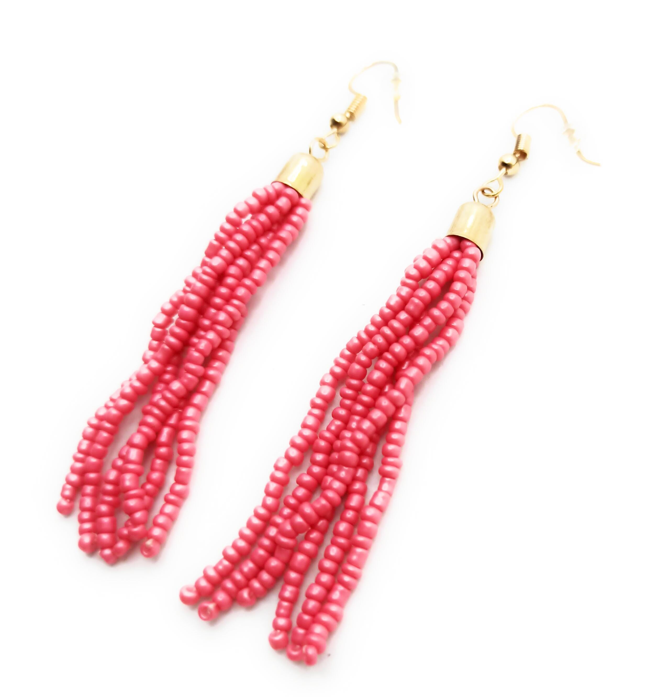 Lange Ohrringe mit Perlen · Koralle