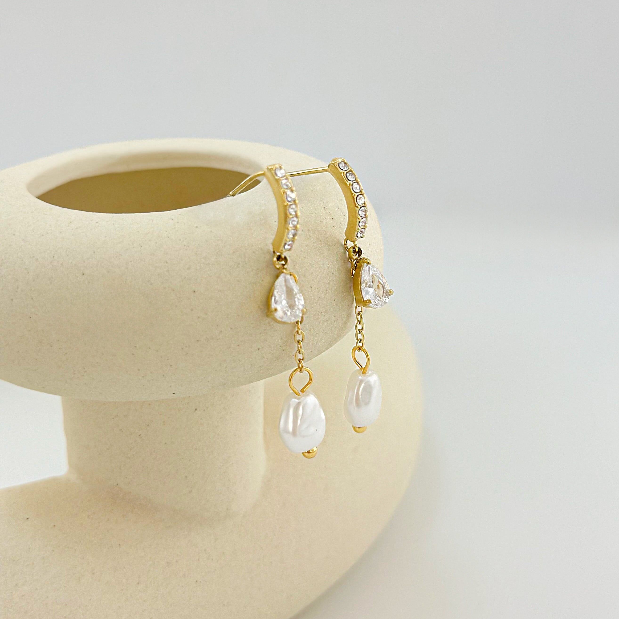 Orecchini pendenti dorati con gocce di strass e perle