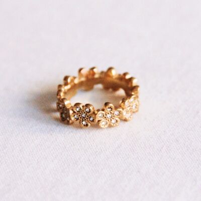 Anillo de flores con piedras de circonitas.