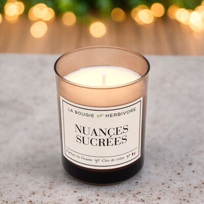 Candela profumata Sweet Nuances - Vetro ambrato, cera di colza e fragranza di Grasse - 180 g | LA CANDELA ERBIVORA - Fatta a mano