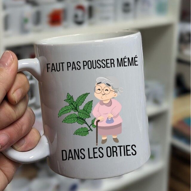 Tasse „Stöße Oma nicht in die Brennnesseln“