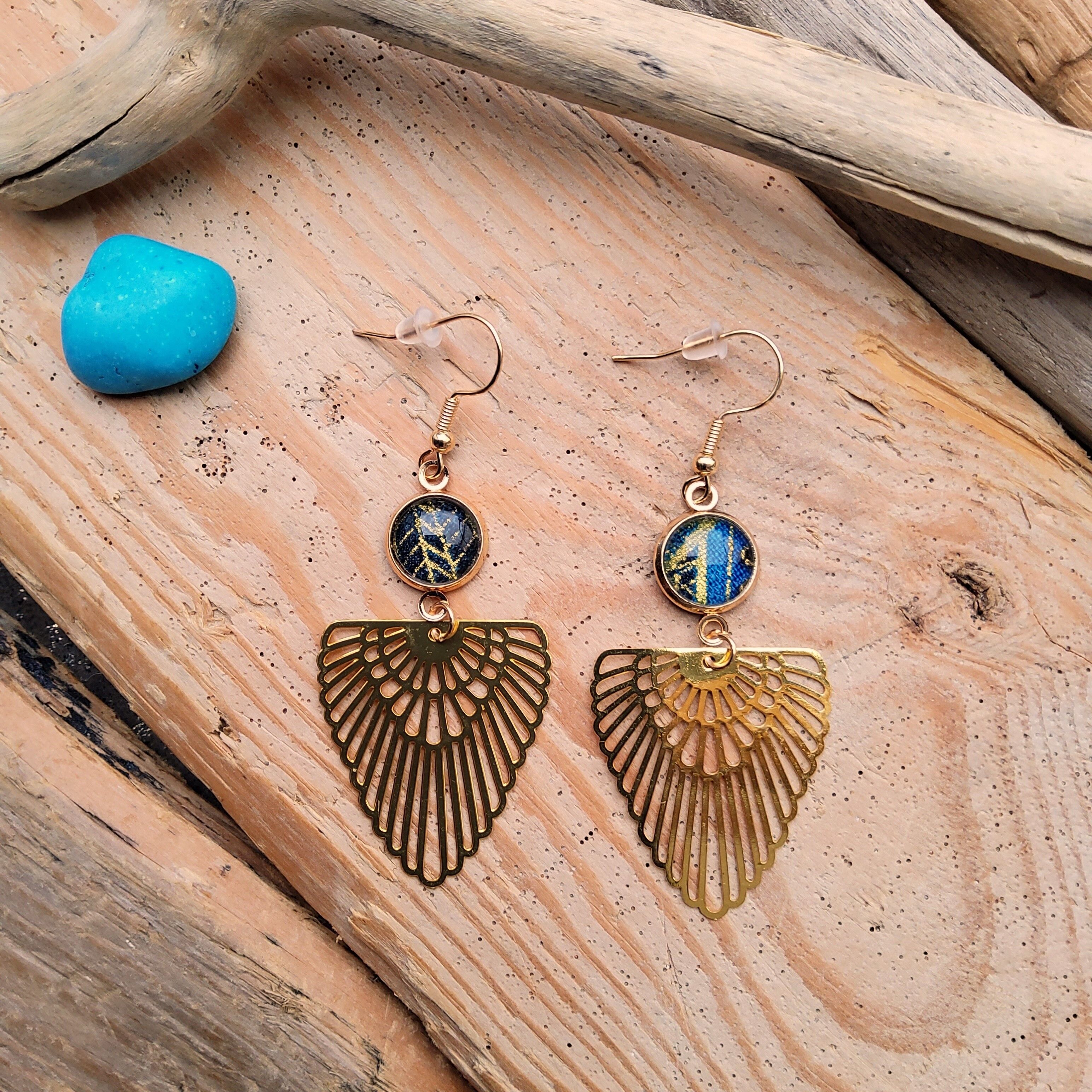 Boucles Cléo bleu, en tissu wax bleu nuit et or, métal doré "kc gold"
