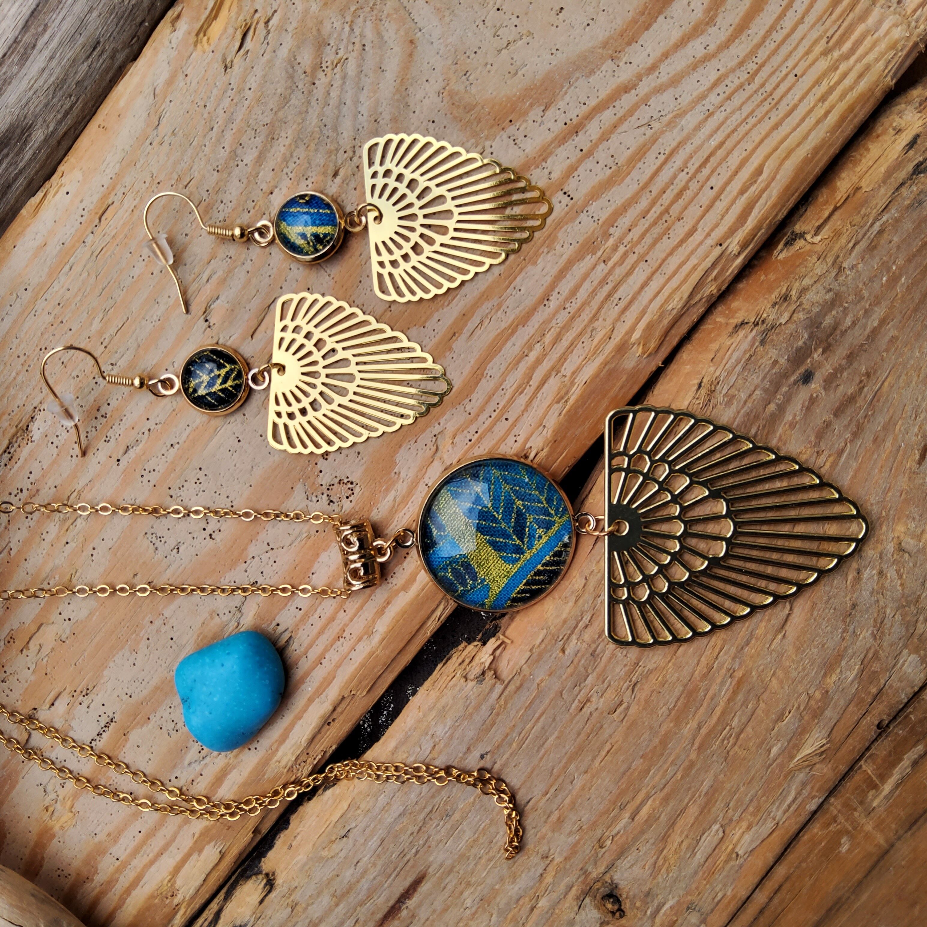 Boucles Cléo bleu, en tissu wax bleu nuit et or, métal doré "kc gold"